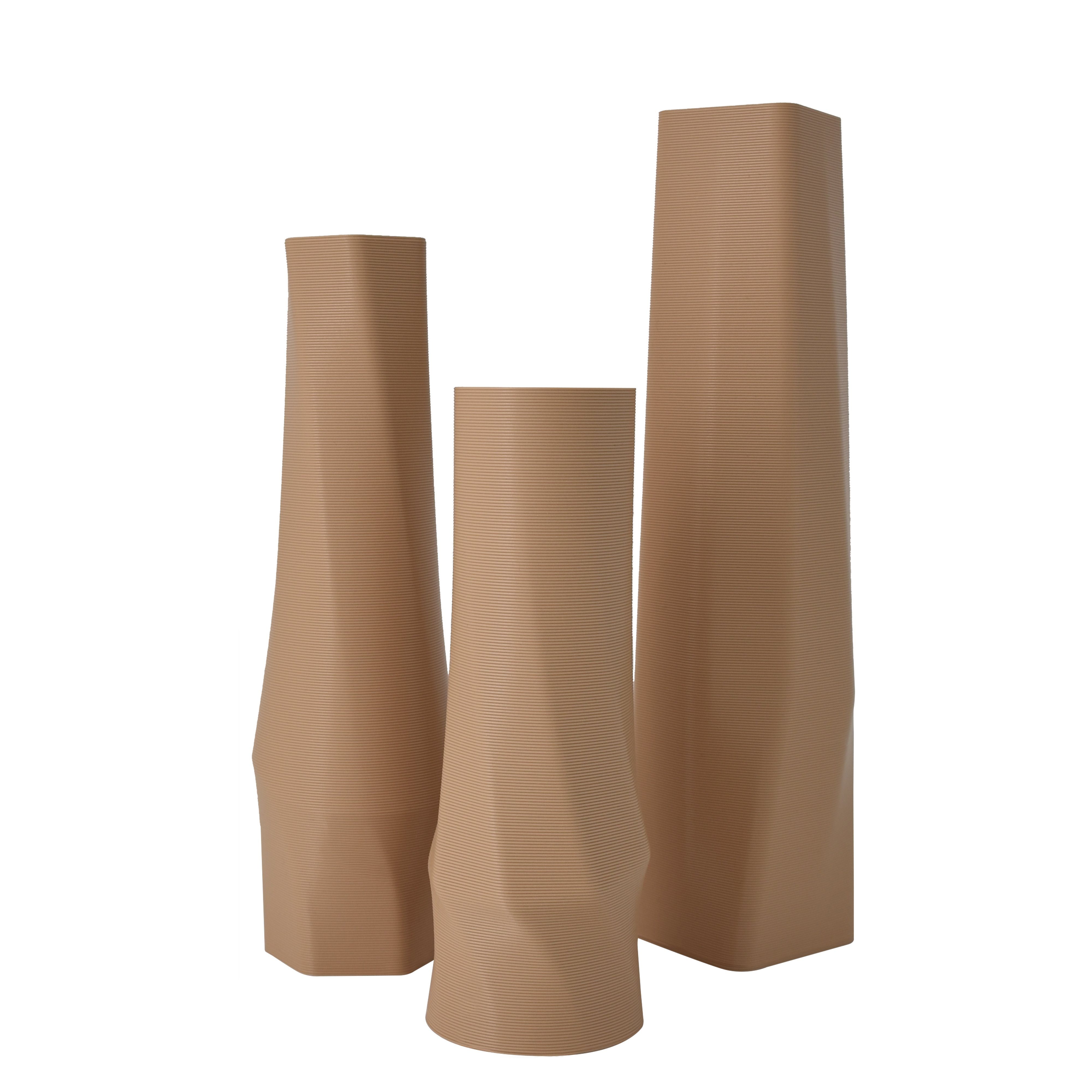 Shapes - Decorations Dekovase geometrio. (basic), 3D Vasen, 3er Set, 3D Dekovase, 100% 3D-Druck (3er Spar-Set, 3 Vasen in verschiedenen Größen), Wasserdicht; Leichte Struktur innerhalb des Materials (Rillung) Erdnussbraun