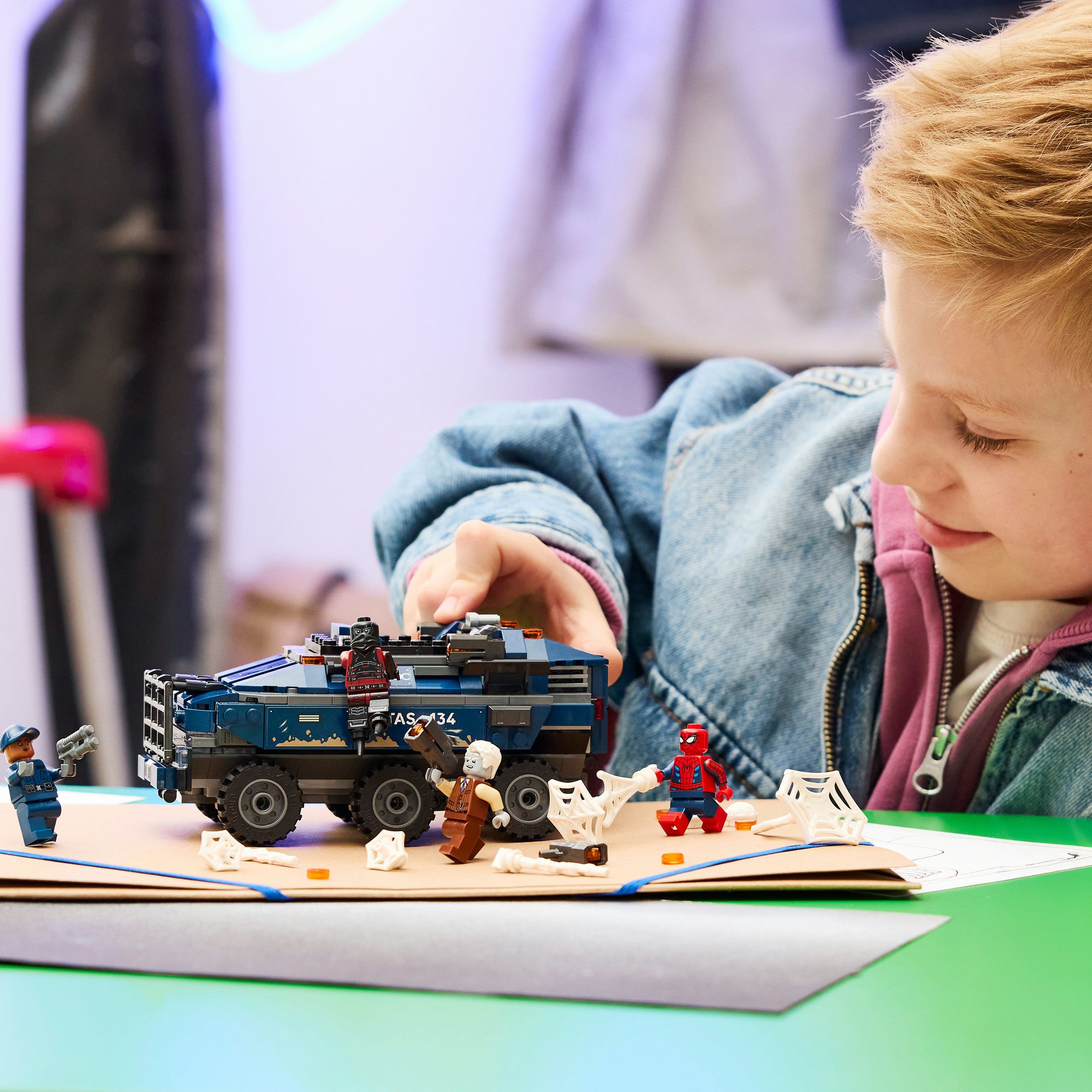 LEGO® Spider-Man Jagt den Gefängnistransporter (76349), LEGO Super Heroes Konstruktionsspielsteine, (367 St), Made in Europe – Bild 2 von 5