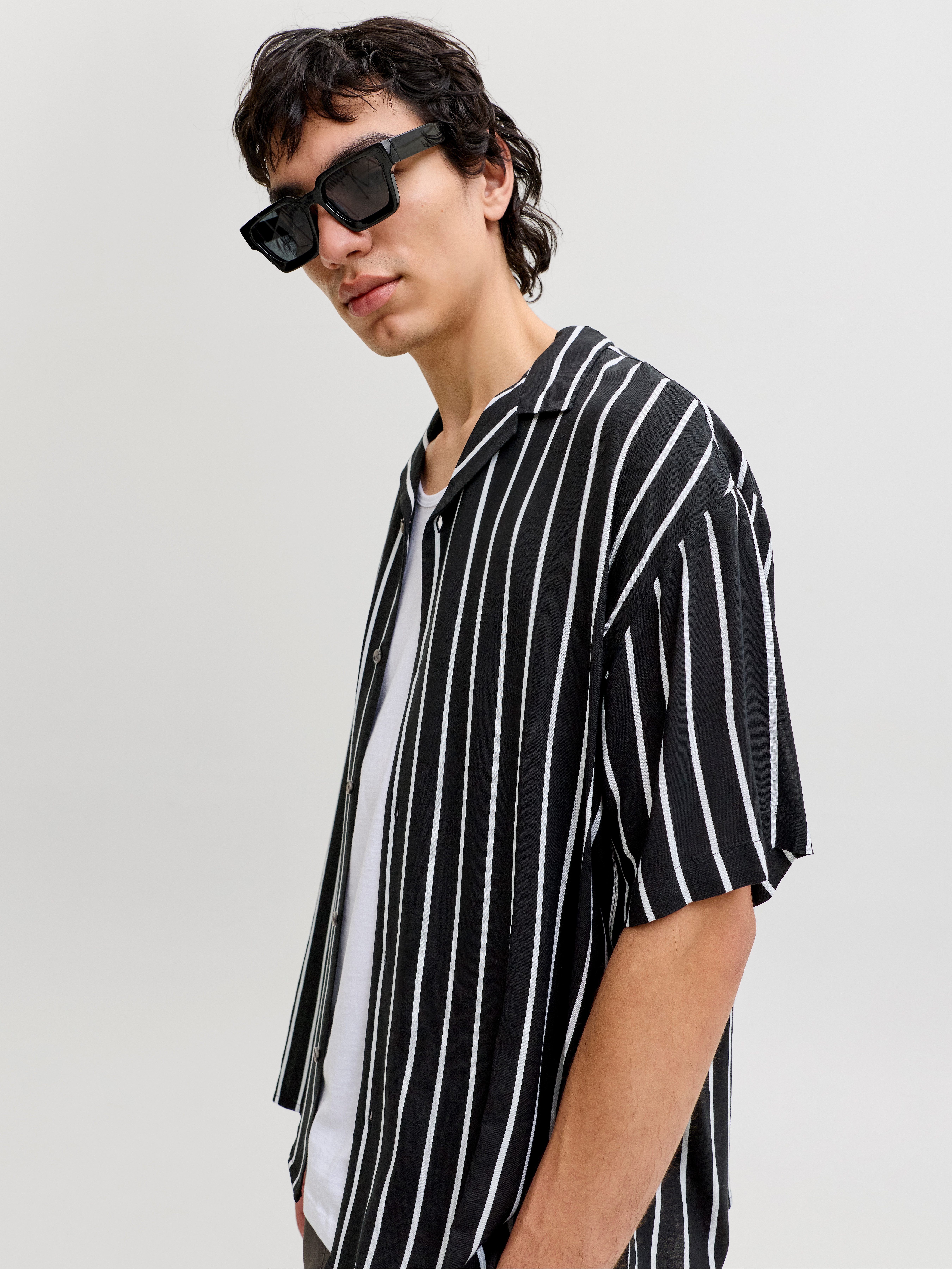 Jack & Jones Kurzarmhemd JJEJEFF RESORT STRIPE SHIRT S/S SN Viskose, loose fit