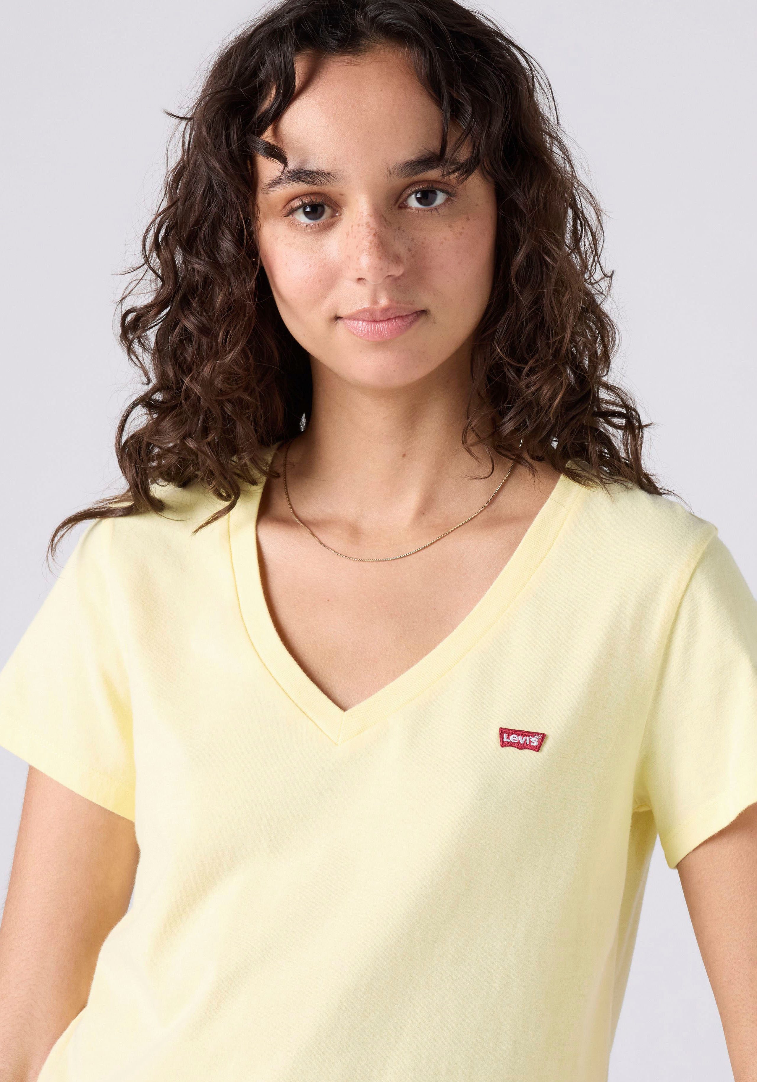 Levi's® V-Shirt Perfect Tee mit kleinem Batwing- Logo – Bild 4 von 5