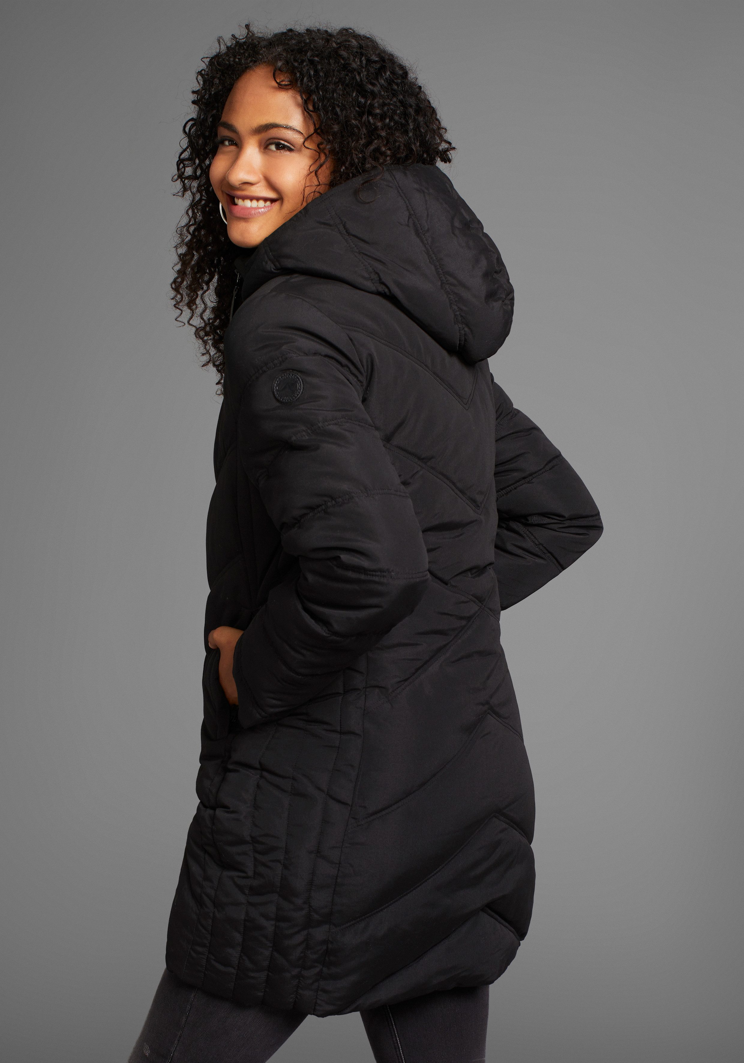 KangaROOS Winterjacke mit hochschließendem Kragen, figurumspielende Passform