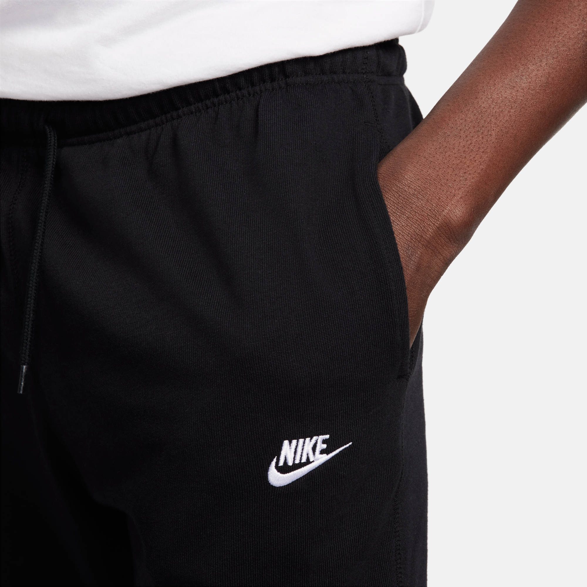 Nike Sportswear Jogginghose Nike Club Men's Knit Joggers mit Eingrifftaschen, aus weichem Jersey-Material