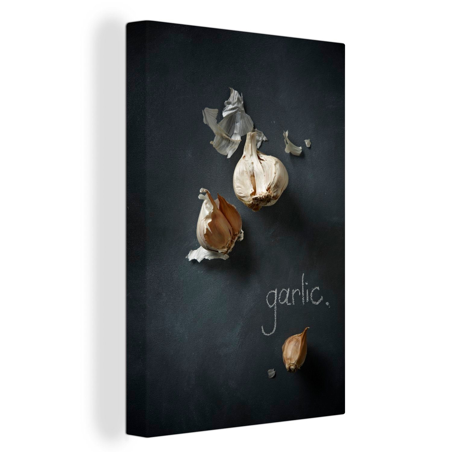 OneMillionCanvasses® Leinwandbild Knoblauch auf einer Leinwandbild Zackenaufhänger, inkl. Tafel cm 20x30 St), Text, Gemälde, mit fertig (1 bespannt