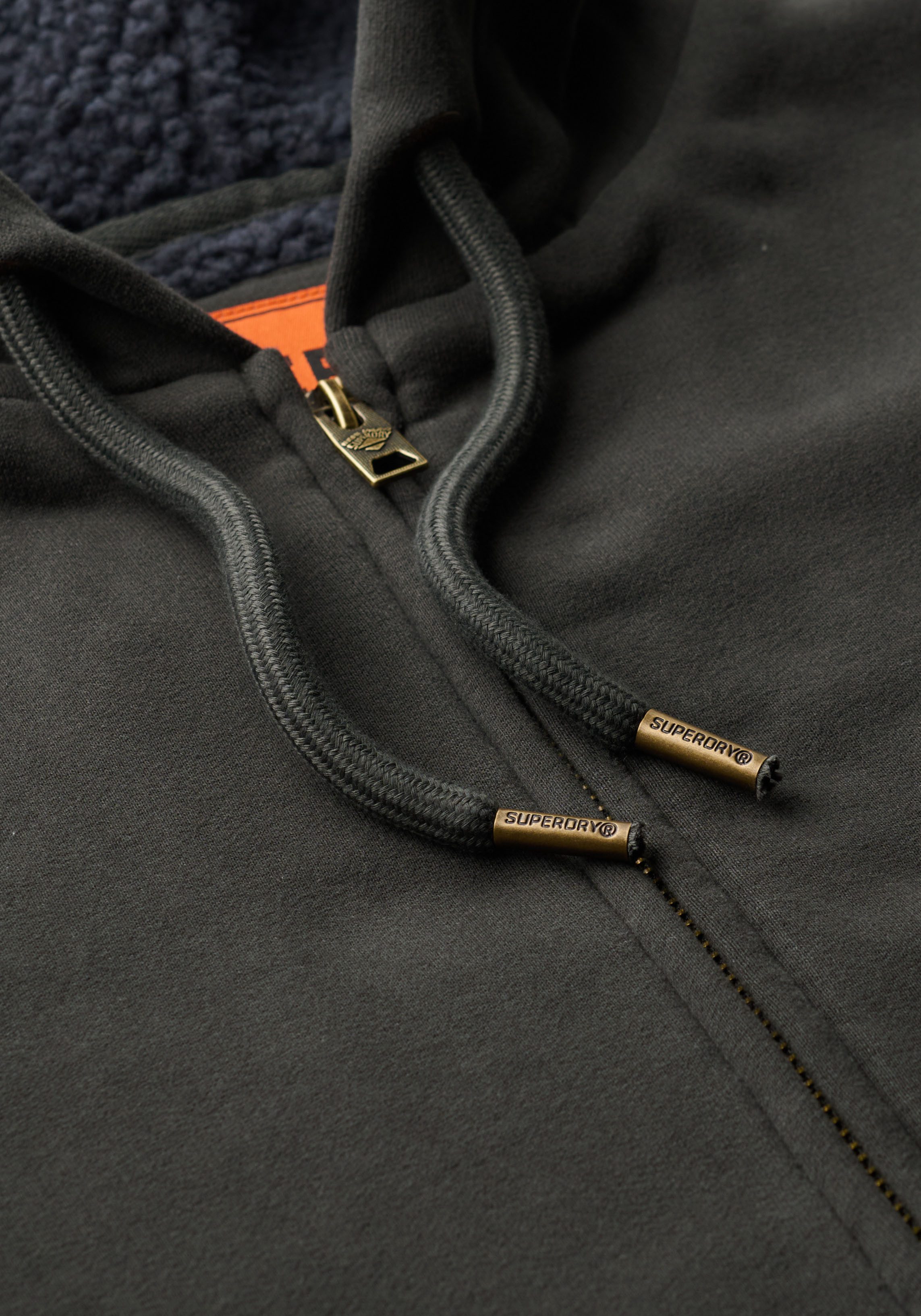 Superdry Kapuzensweatjacke Borg Lined Ziphood aus Baumwolle und Polyester, Slim Fit, mit Rippbündchen, hüftlang – Bild 5 von 5