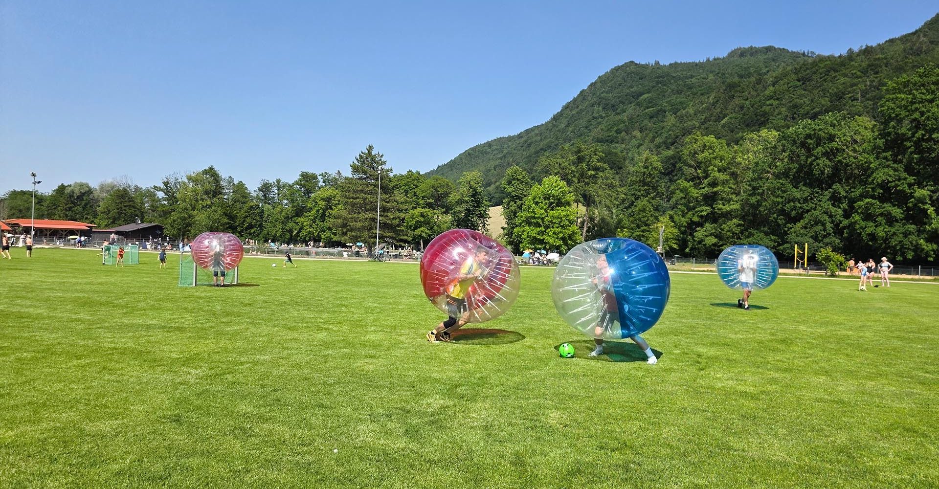 mydays Erlebnisgutschein Bubble Soccer Aschau im Chiemgau, Bubble Soccer trifft Bergidylle – Spass mit Aussicht!
