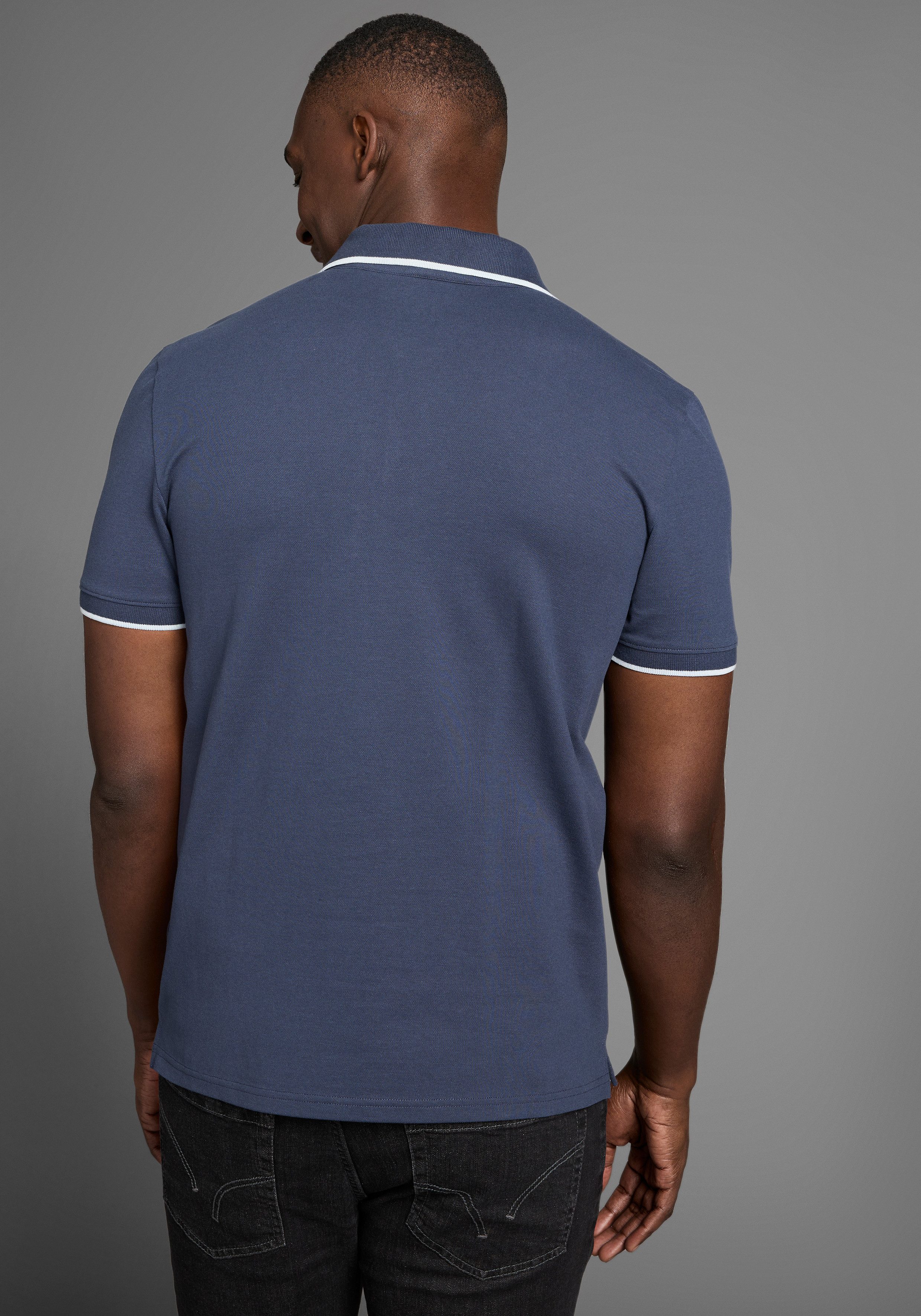 DELMAO Poloshirt mit sportlichen Kontraststreifen & gestreifter Knopfleiste günstig online kaufen