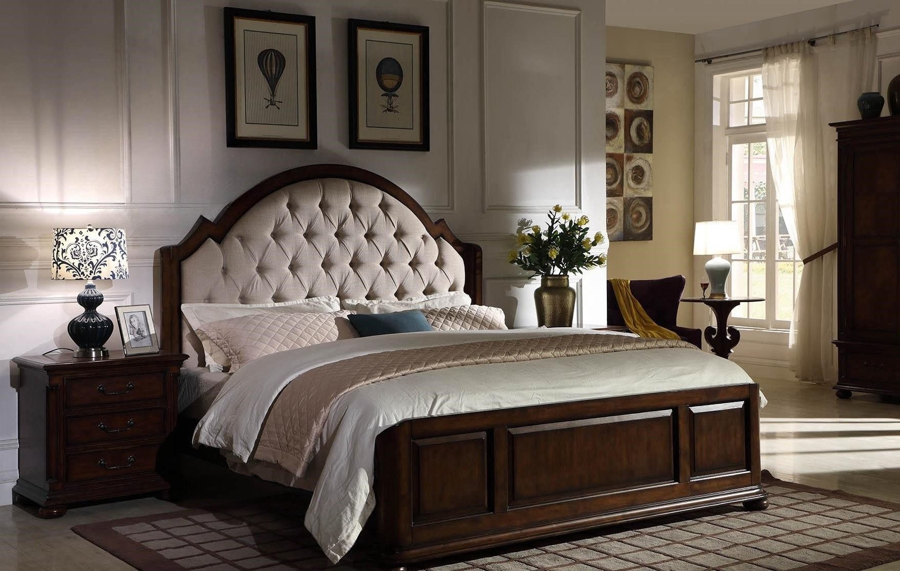 Bett Luxuriöses Doppelbett aus Holz und Leder im Chesterfield-Stil