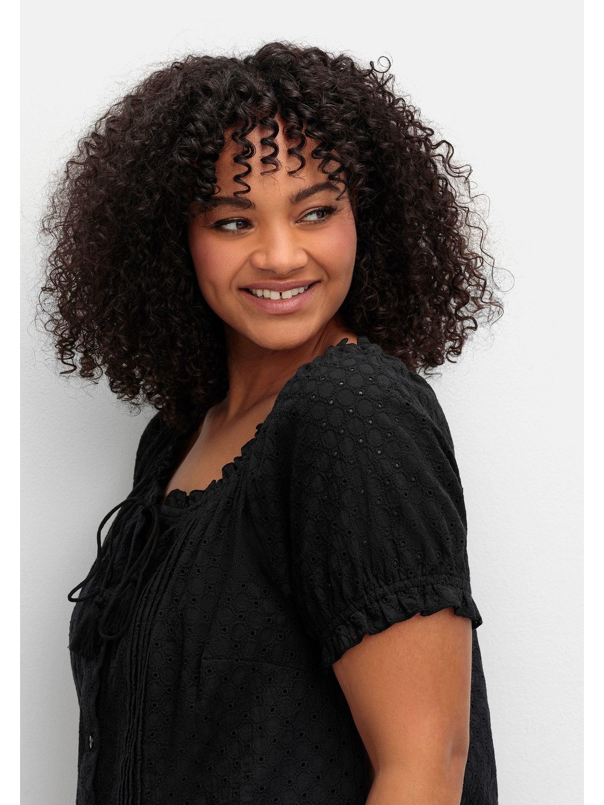 sheego by Joe Browns Kurzarmbluse Große Größen mit Lochstickerei und Carmen-Ausschnitt