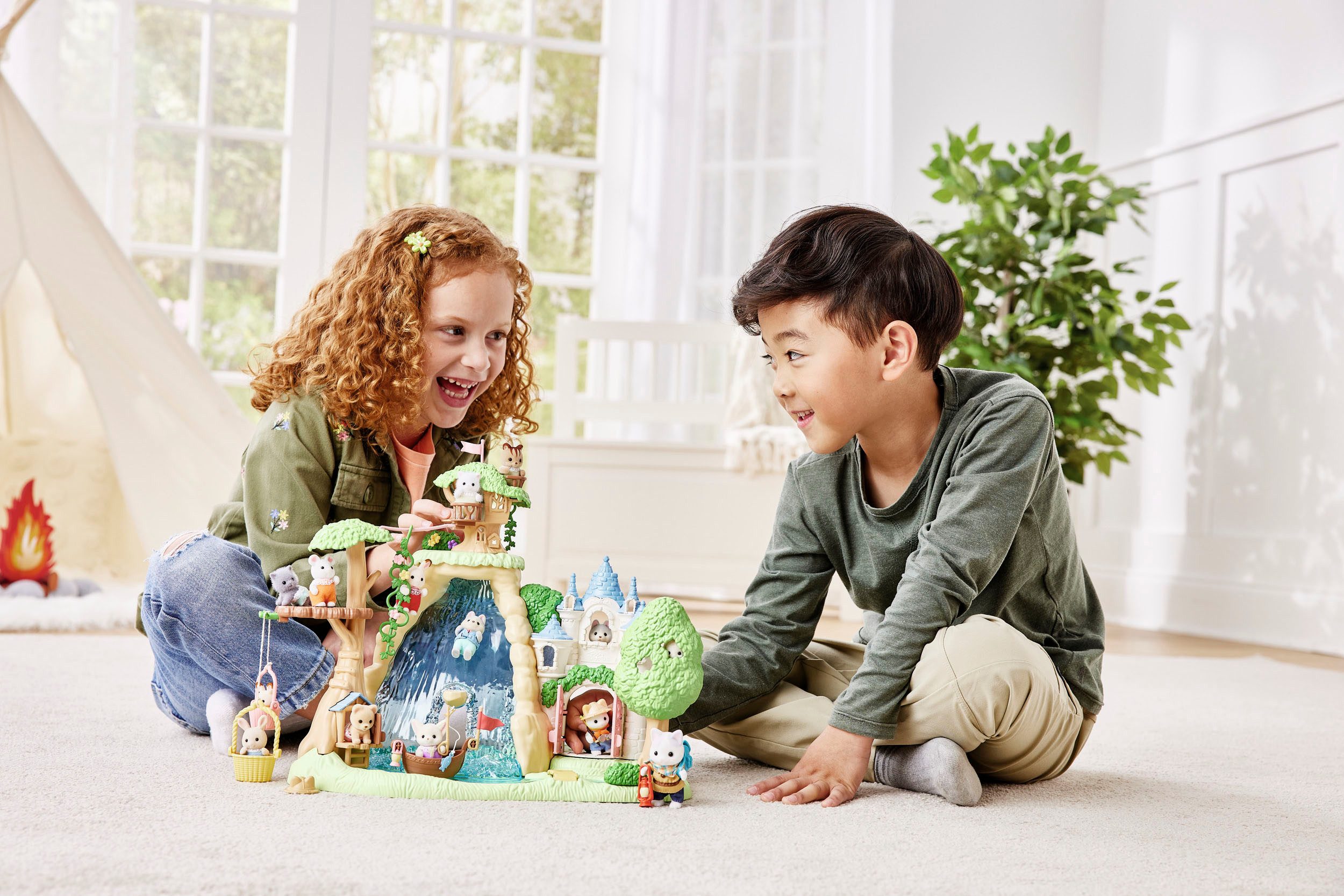 Sylvanian Families Spielfigur Abenteuer Entdecker Set mit zwei Figuren (5763)