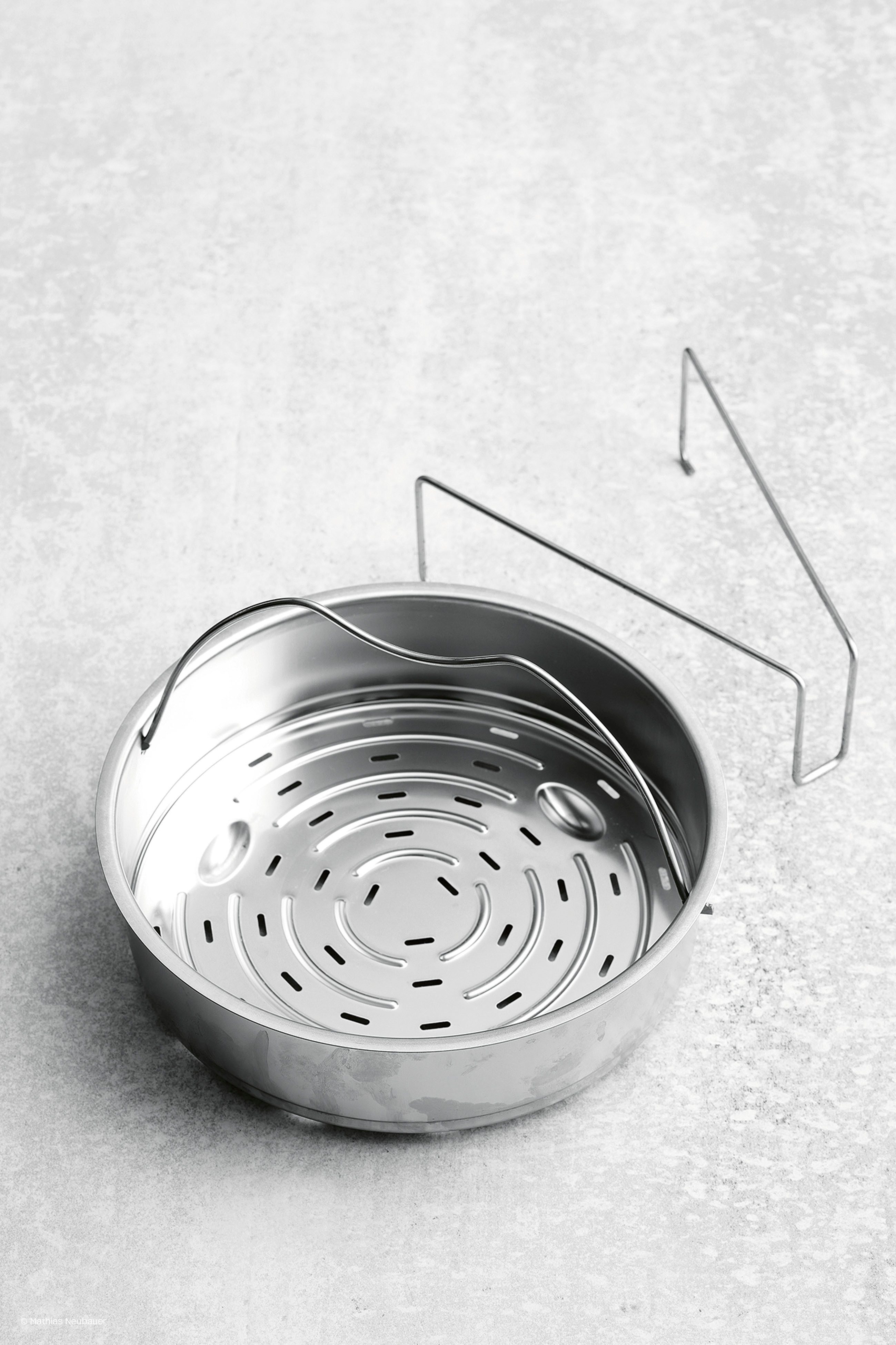 Fissler Schnellkochtopf Vitaquick® Premium, Edelstahl 18/10 (3-tlg., 1 Schnellkochtopf 6 L, 1 Metalldeckel, 1 Dünsteinsatz), Made in Germany, mit gelochtem Einsatz