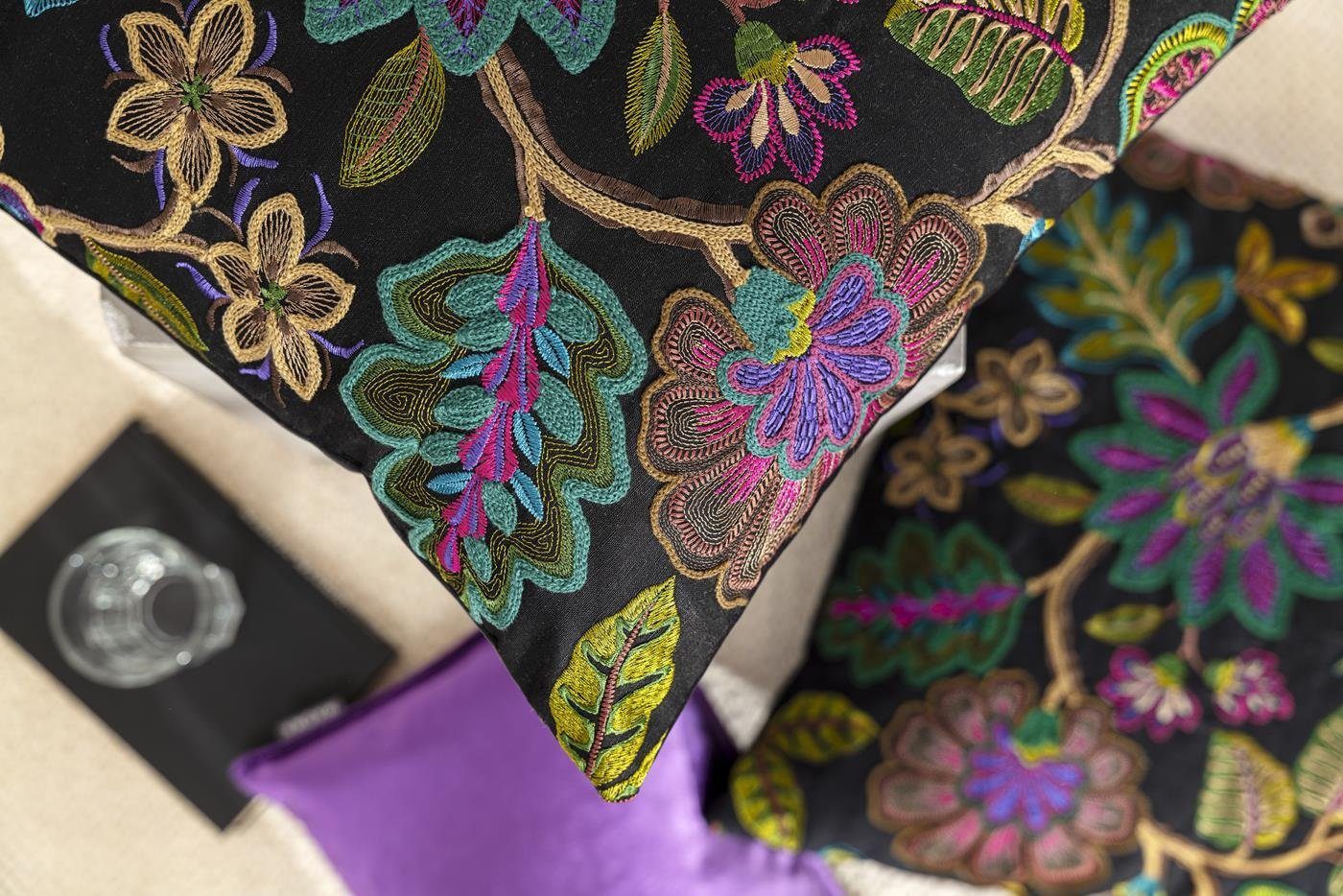 Magma Heimtex Kissenhülle Violeta Stickerei Pflanzen Blätter Blüten Schwarz ca. 60x60cm, (1 Stück), Rückseite samtig weich einfarbig schwarz