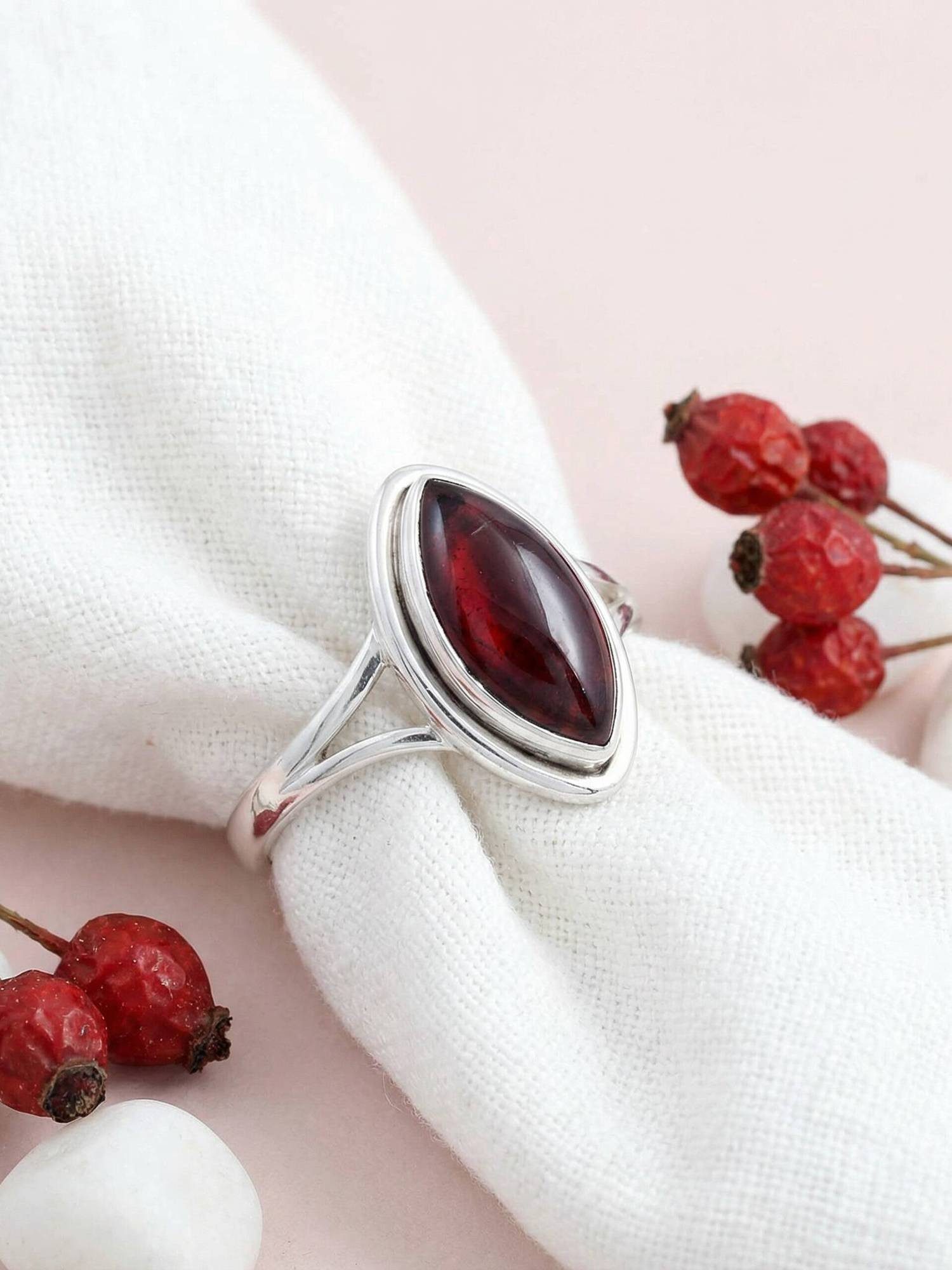 mantraroma Silberring SARALA Ellipse aus 925 Silber mit Granat (Ring mit Sc günstig online kaufen