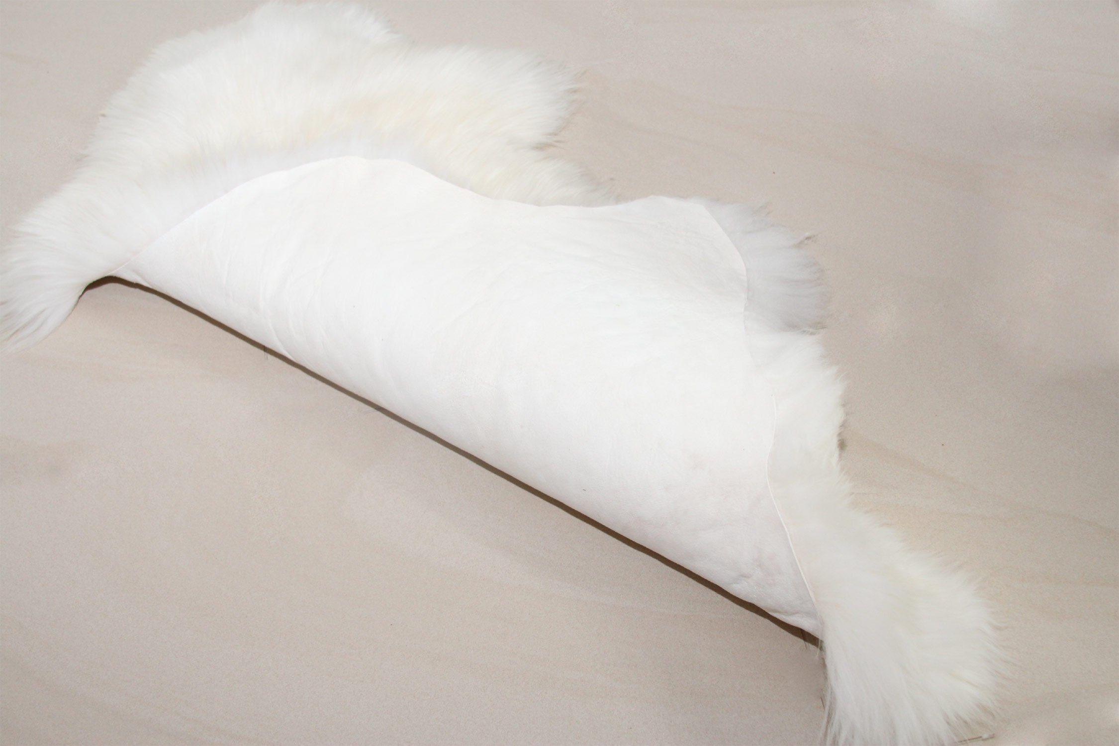 Aves-24 Fellteppich SCHAFFELL Lammfell Naturfell ECHTES 100% Fell 110 bis 120 cm Länge