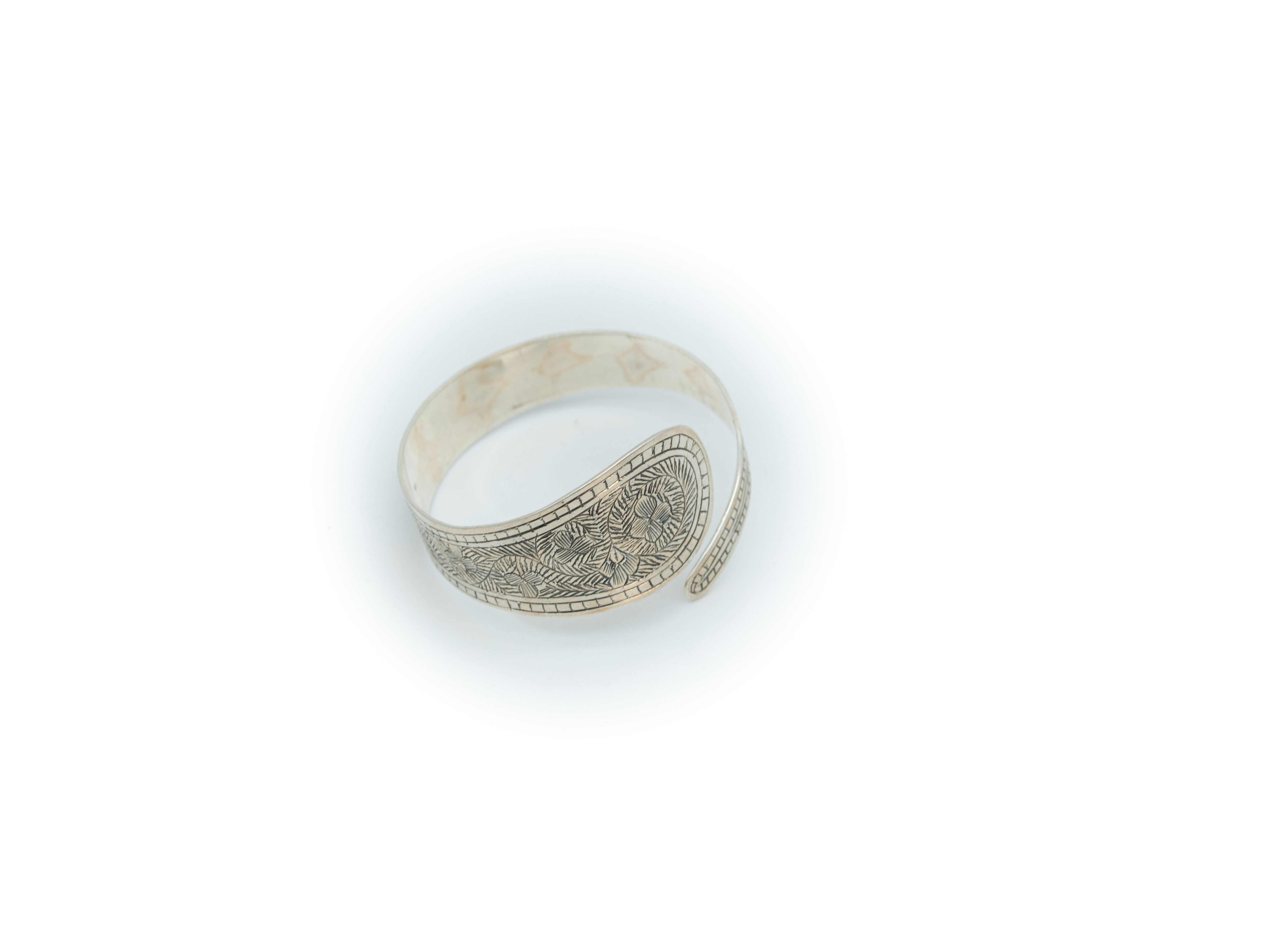 Aurelie Armreif Breiter Silberarmreif mit Ornamenten, 925 Sterlingsilber, Handgemachter Silberschmuck