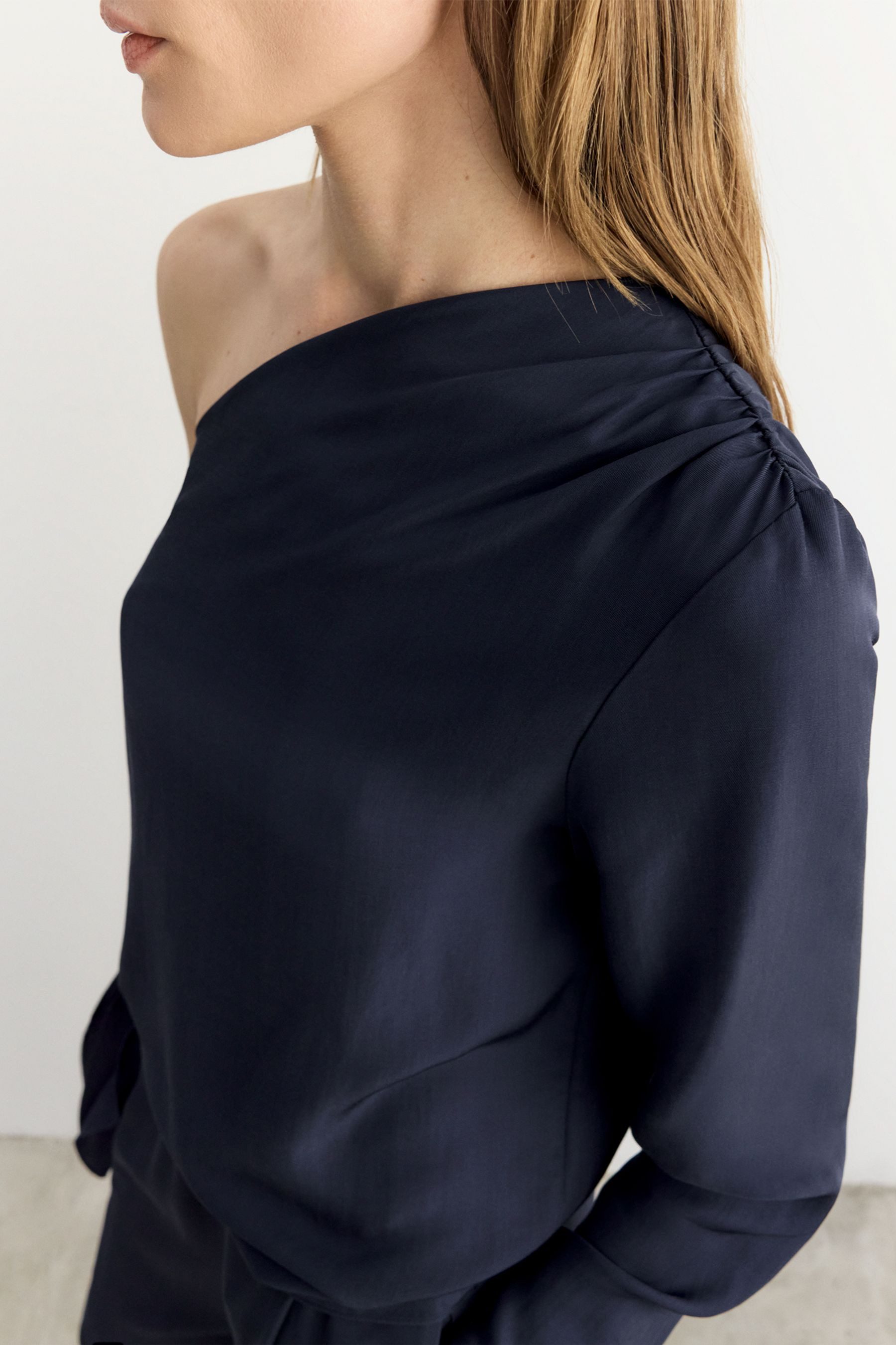 Bhoem One-Shoulder-Top BHOEM Asymmetrische, drapierte Bluse, marineblau (1-tlg)