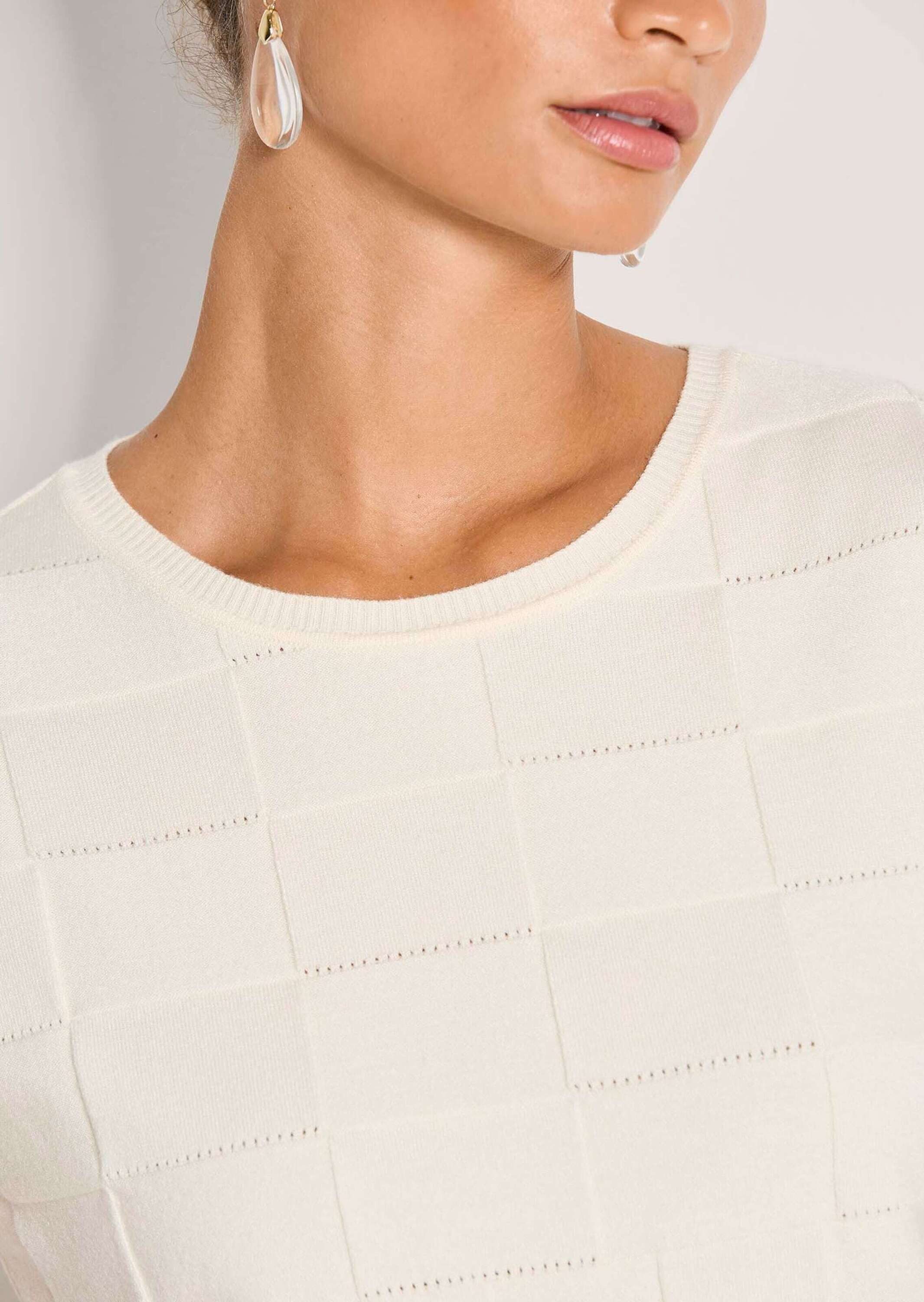 MADELEINE Strickpullover Strukturpullover mit grafischem Muster Viskoseshirt mit Rundhals, gerippten Abschlüssen und ohne Arm