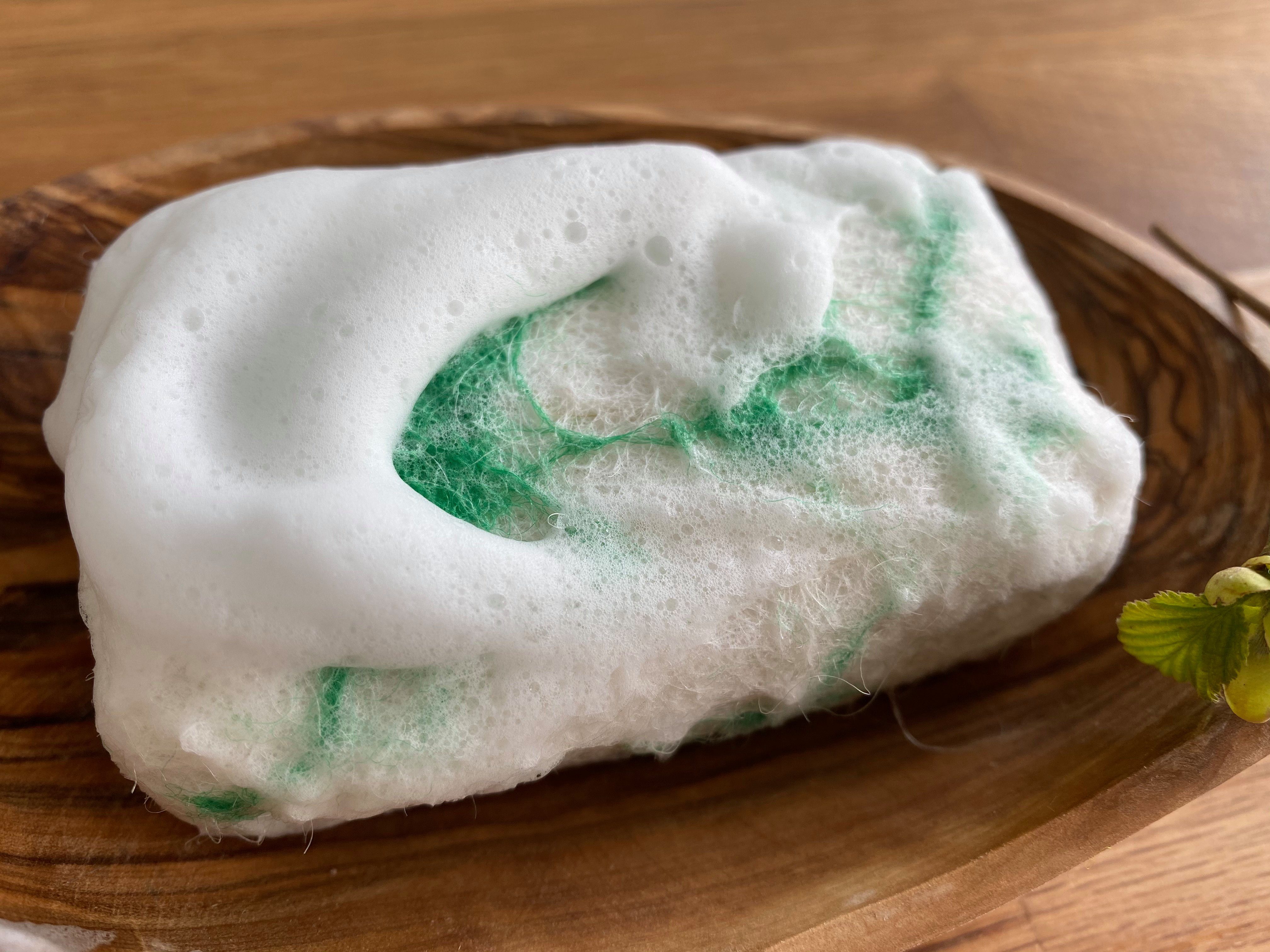 Soapbrothers Handseife Naturkosmetik Bio Seife mit Filzmantel - Bis zu 4-mal ergiebiger als herkömmliche Stückseifen in nachhaltiger Verpackung - Eisenkraut/Verbene 100g, 1-tlg., FSC zertifiziert, Naturkosmetik