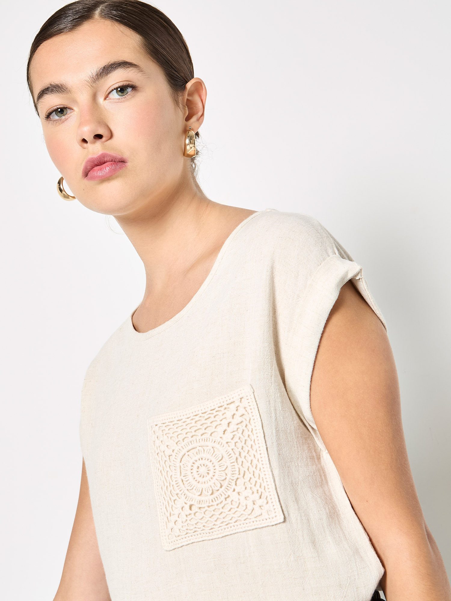 Apricot T-Shirt T-Shirt aus Leinenmischung mit Häkel-Tasche