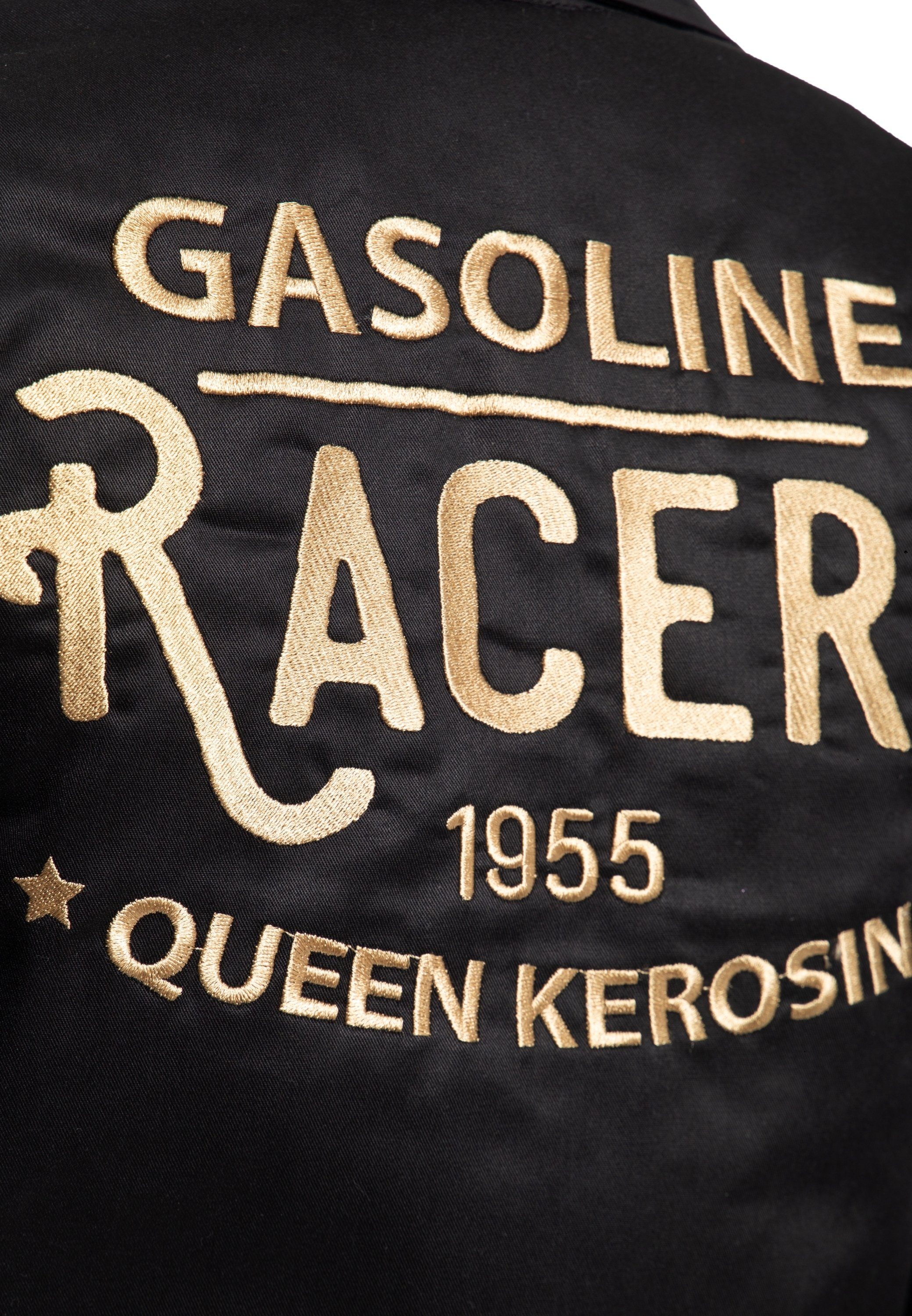 Kontrast-Stickerei Vintage Gasoline mit Racer QueenKerosin 55 im Stil Plakativer Collegejacke
