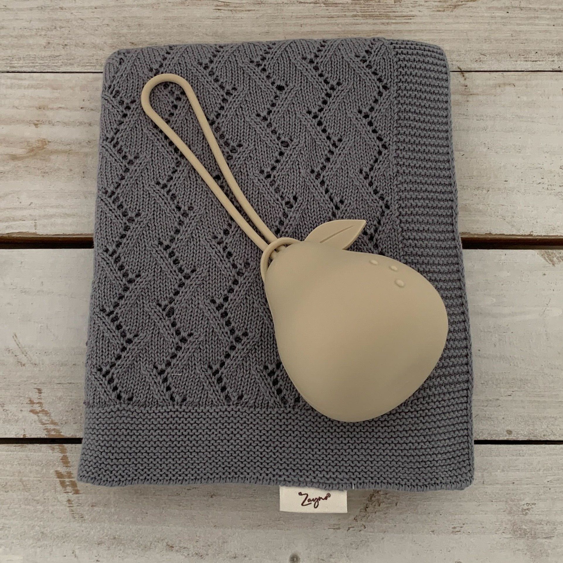 Zayno Schnullerbefestigung Schnullerhalter "Nashi" aus Silikon in Beige, (Packung, 1-tlg., Hält bis zu drei Schnuller stets griffbereit), Ansprechenden Farbe und Design