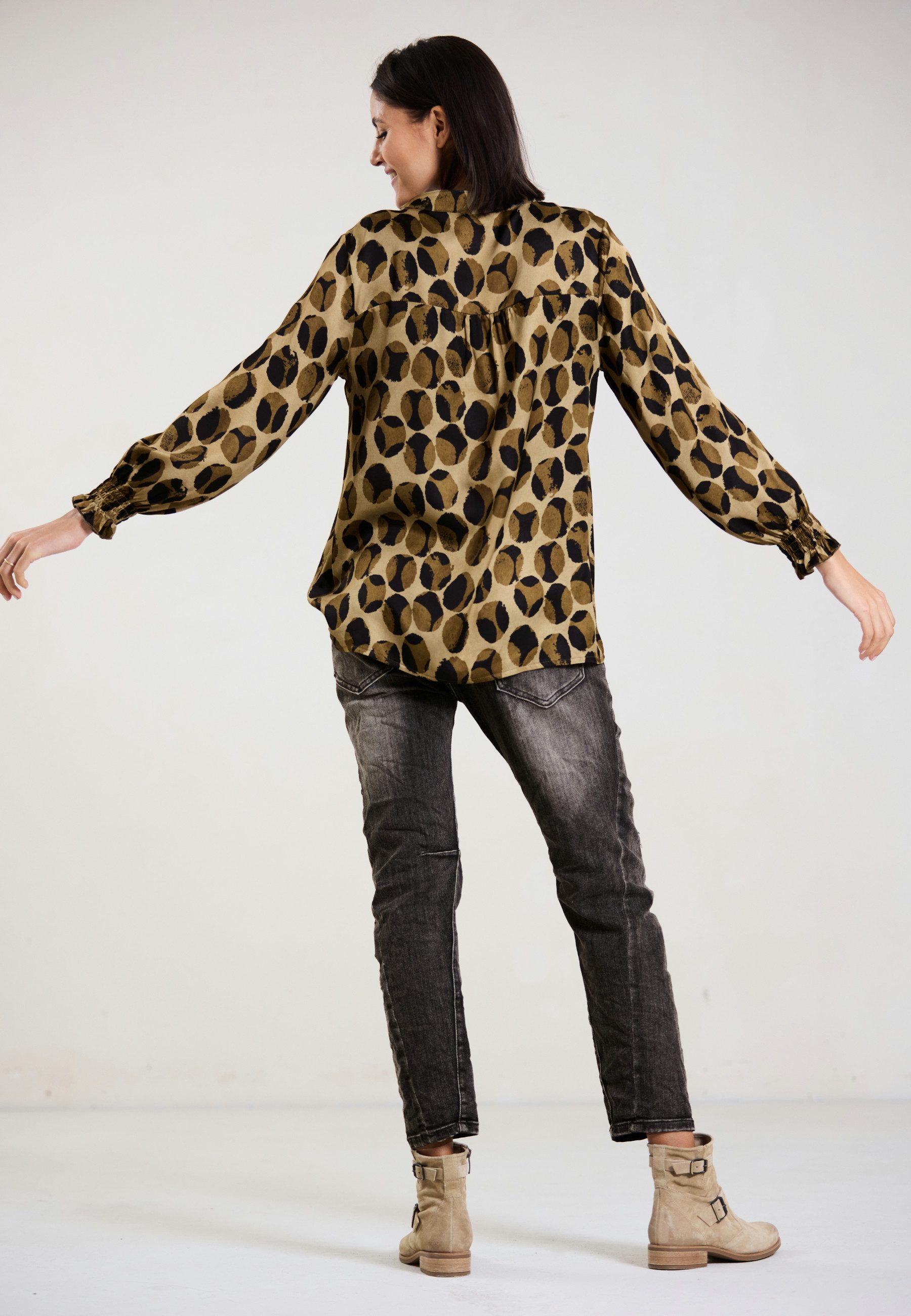 Andijamo-Fashion Schlupfbluse WILD DOT moderner Dot Print mit lässigem Schnitt – Bild 4 von 5