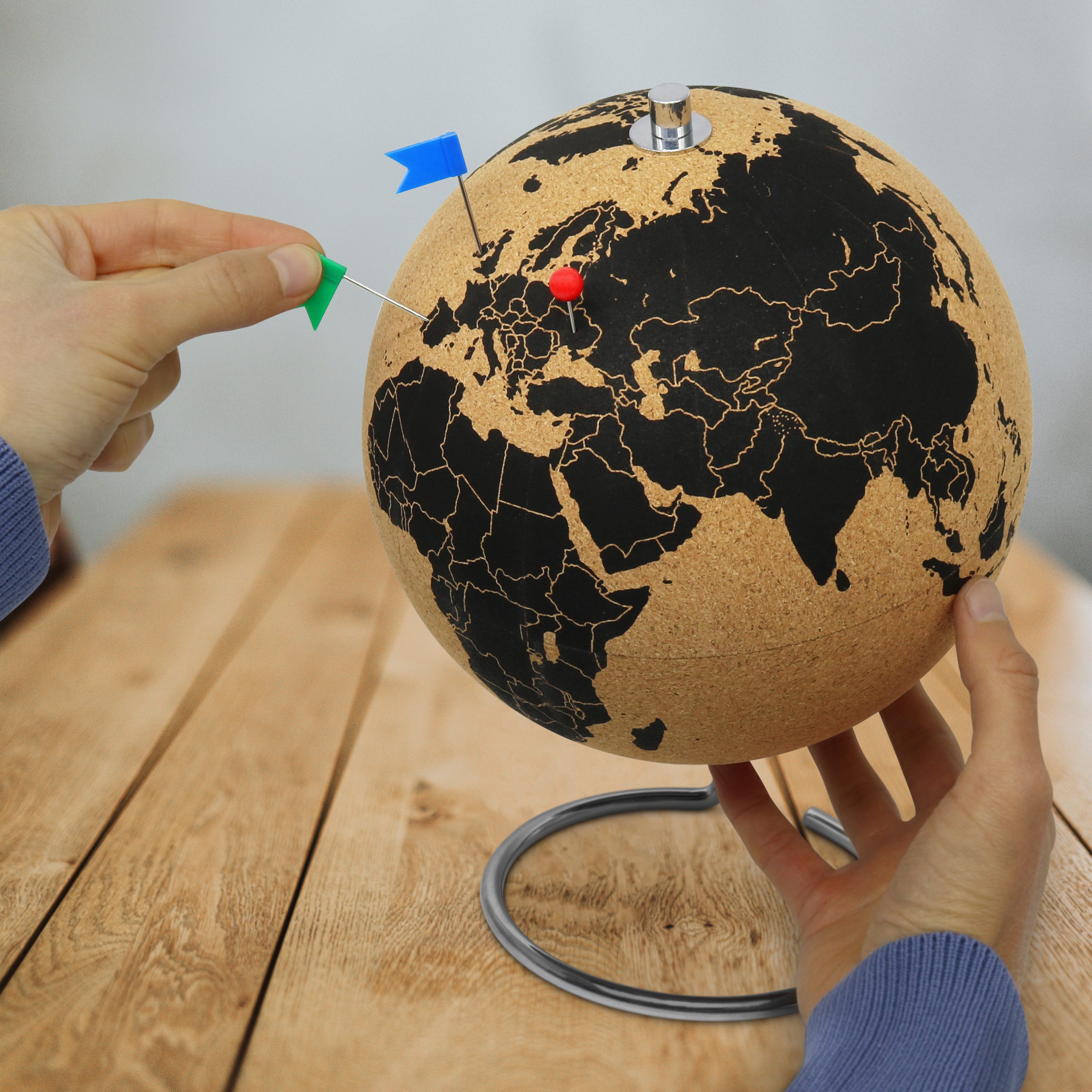 Feinknick Globus Drehbarer Korkglobus mit 54 unterschiedlichen Pinnadeln, Globus aus Kork 25cm hoch als ideale Geschenkidee – Bild 4 von 5