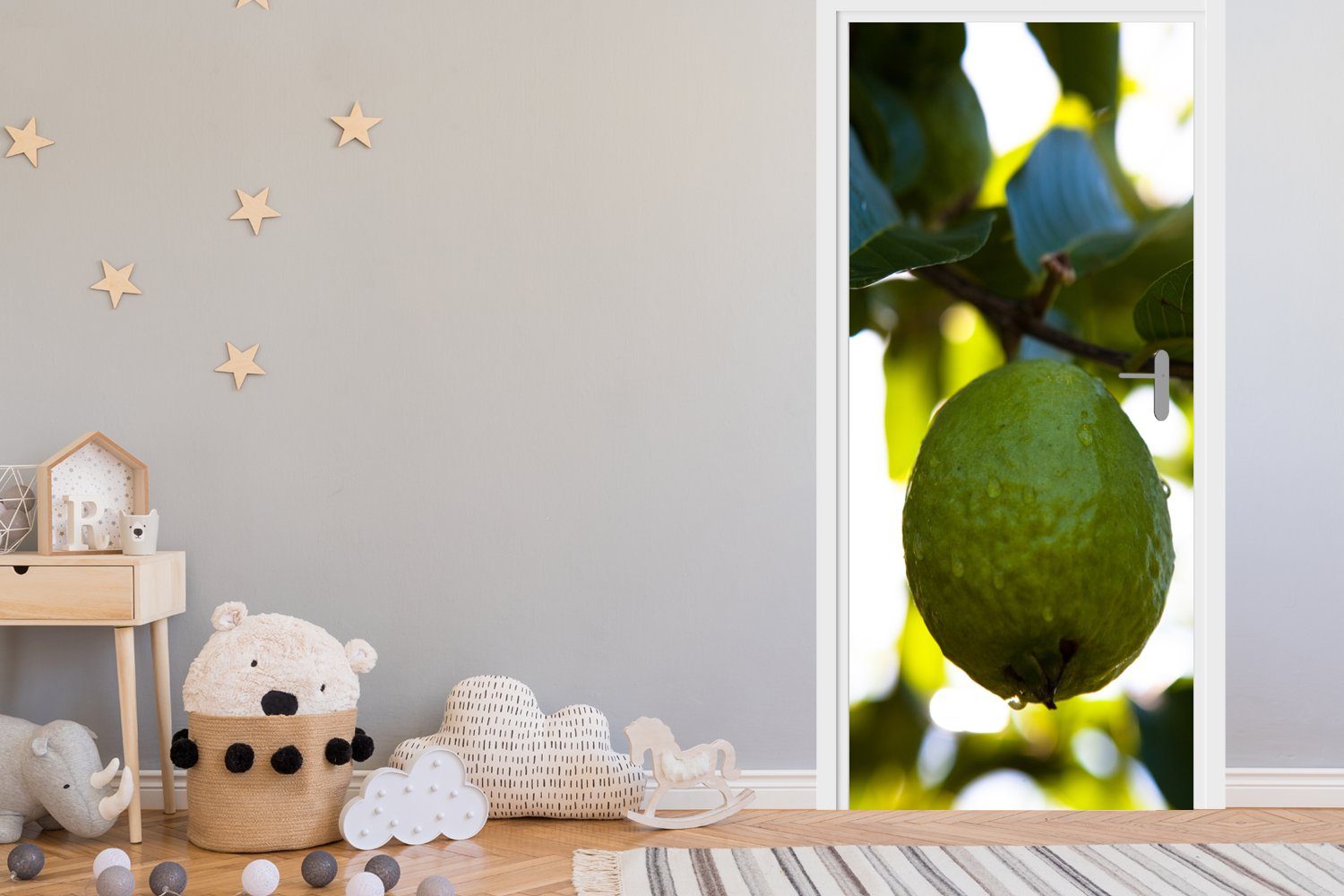 MuchoWow Türtapete Nahaufnahme einer Türaufkleber, Sonnenlicht St), für (1 dahinter, Guavenfrucht 75x205 mit cm bedruckt, in einem Baum Tür, Fototapete Matt