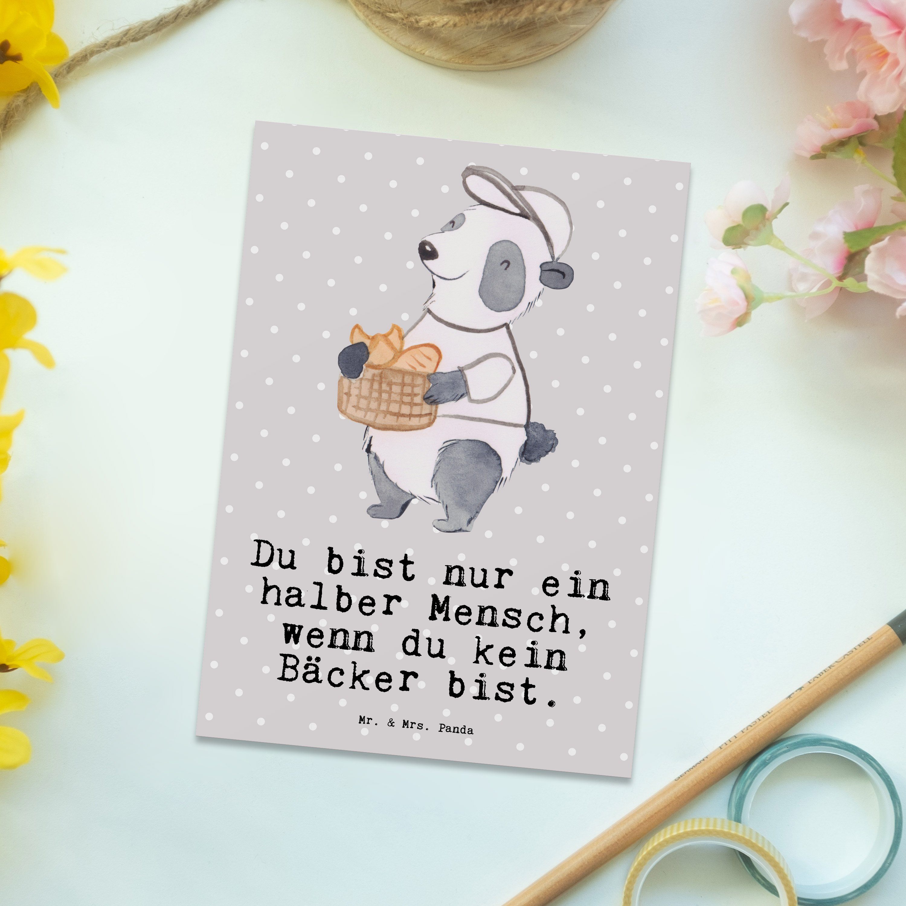 Mr. & Mrs. Panda Postkarte Grau mit Karte, - Ansichtskarte, Geschenk, Bäcker Einl Herz - Pastell