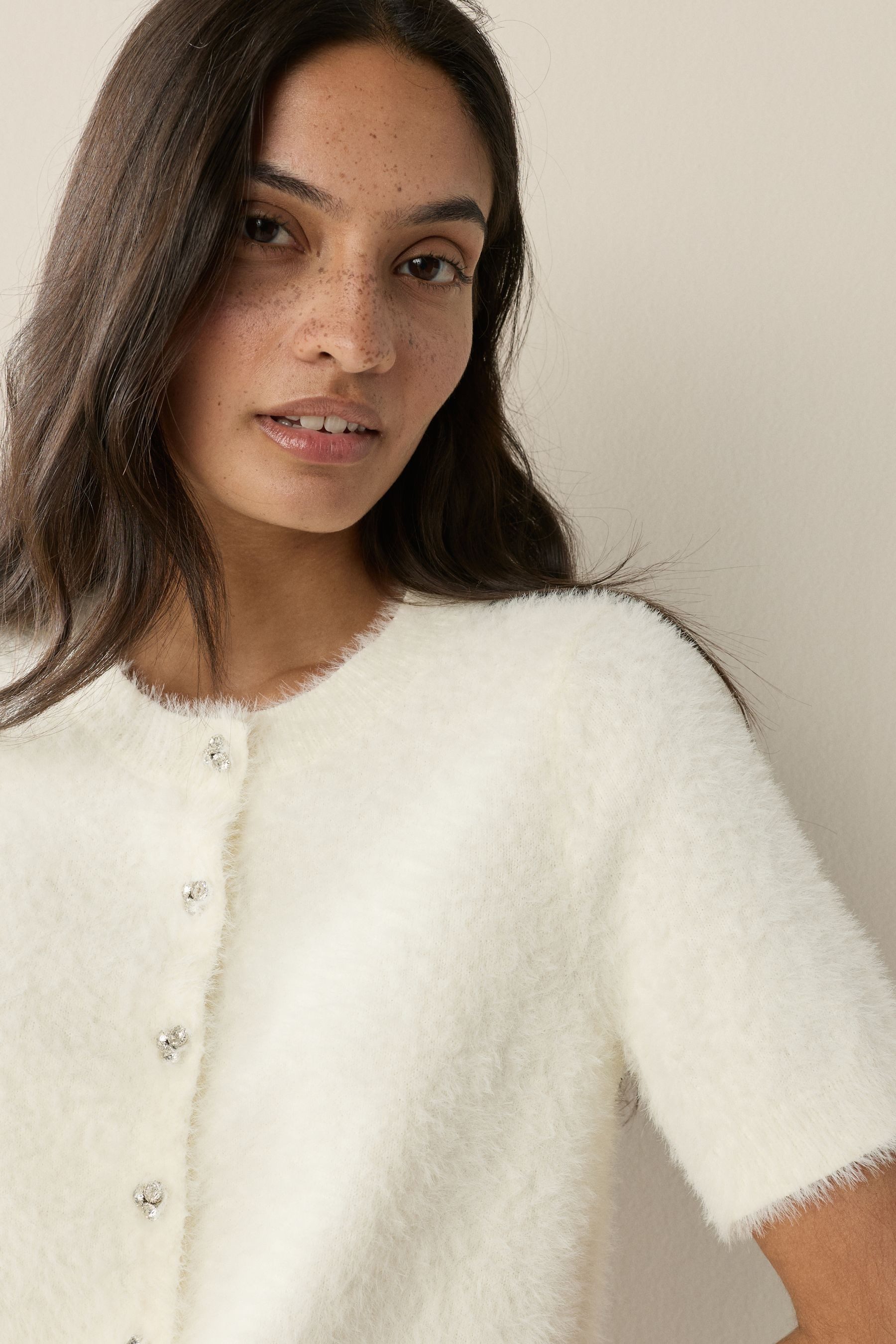 Next Strickjacke Kurzarm-Strickjacke mit Struktur + Schmuckknöpfen (1-tlg)