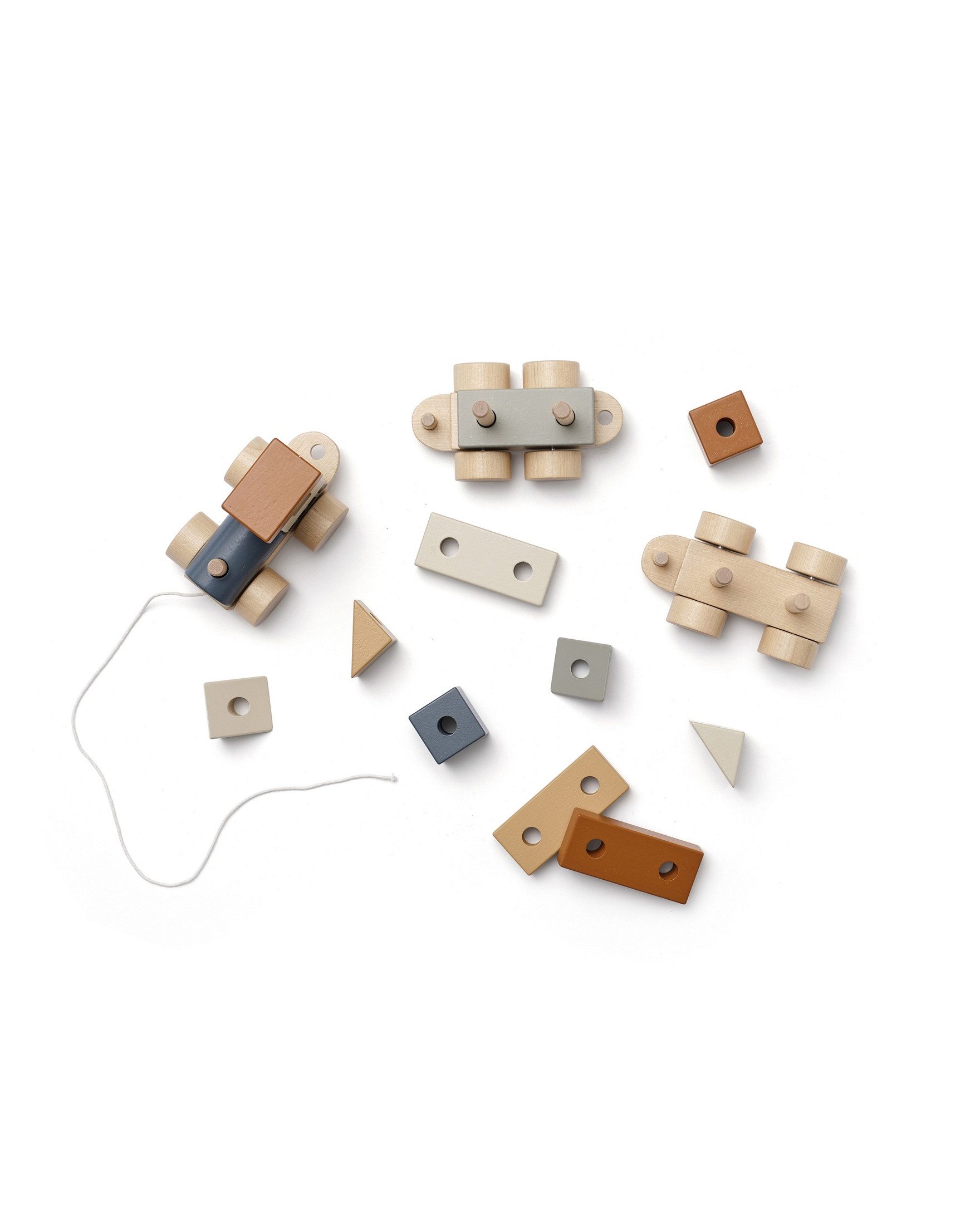 Kids Concept Nachziehspielzeug Kids Concept Zug mit Holzklötzen braun - ab 12 Monate - 38,5x11,5x8cm, Auf Rollen, Mit Ziehschnur