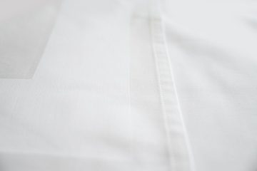 TextilDepot24 Tischdecke mit Atlaskante 100% Baumwolle Tischtuch Mitteldecke Serviette (1-tlg), eingewebte Atlaskante