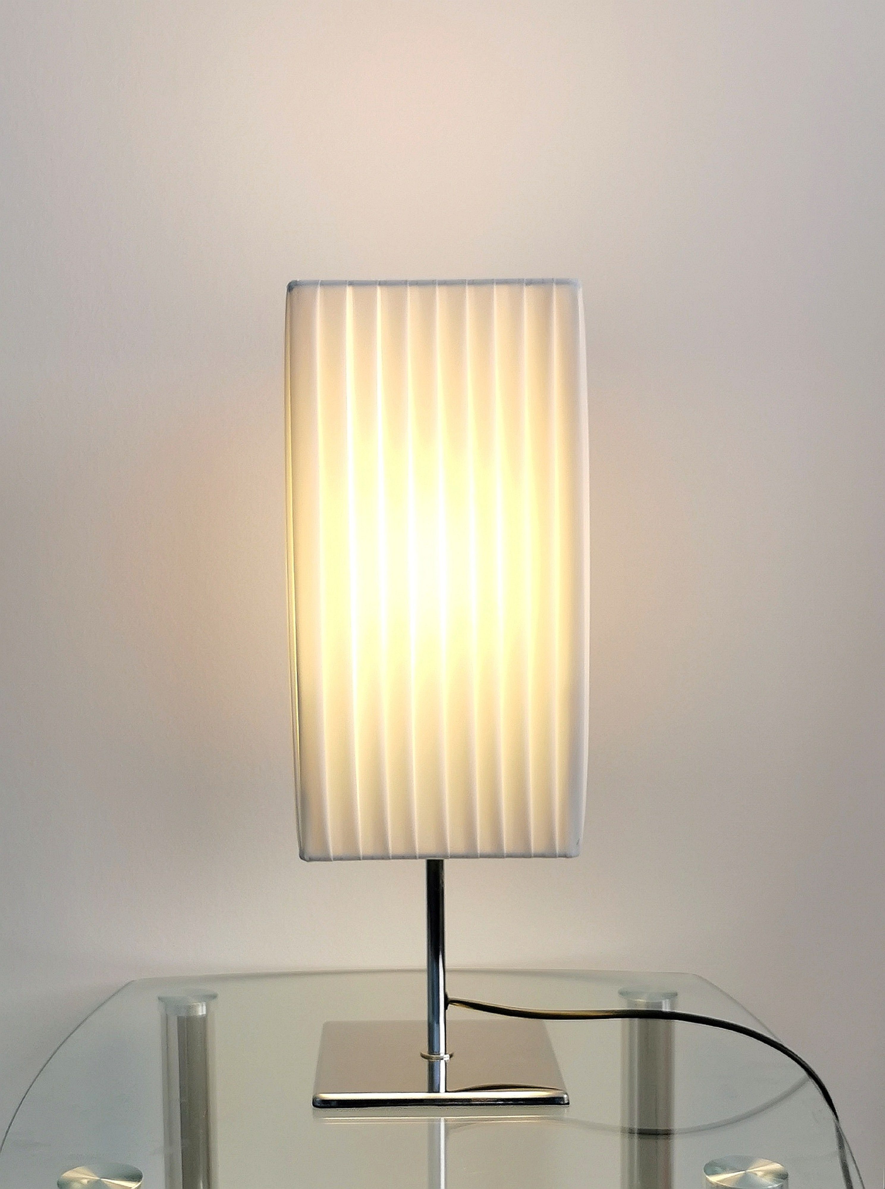 TRANGO Stehlampe, 2022 Design Tischleuchte mit Plissee Lampenschirm & Chrom Lampenfuß *CANNES* Tischlampe mit 1x E27 Lampenfassung für LED Leuchtmittel (nicht enthalten) Wohnzimmer Lampe, Nachttischlampe, LxBxH: 14x14x43cm, Fensterbank Leuchte, Schreibtischleuchte