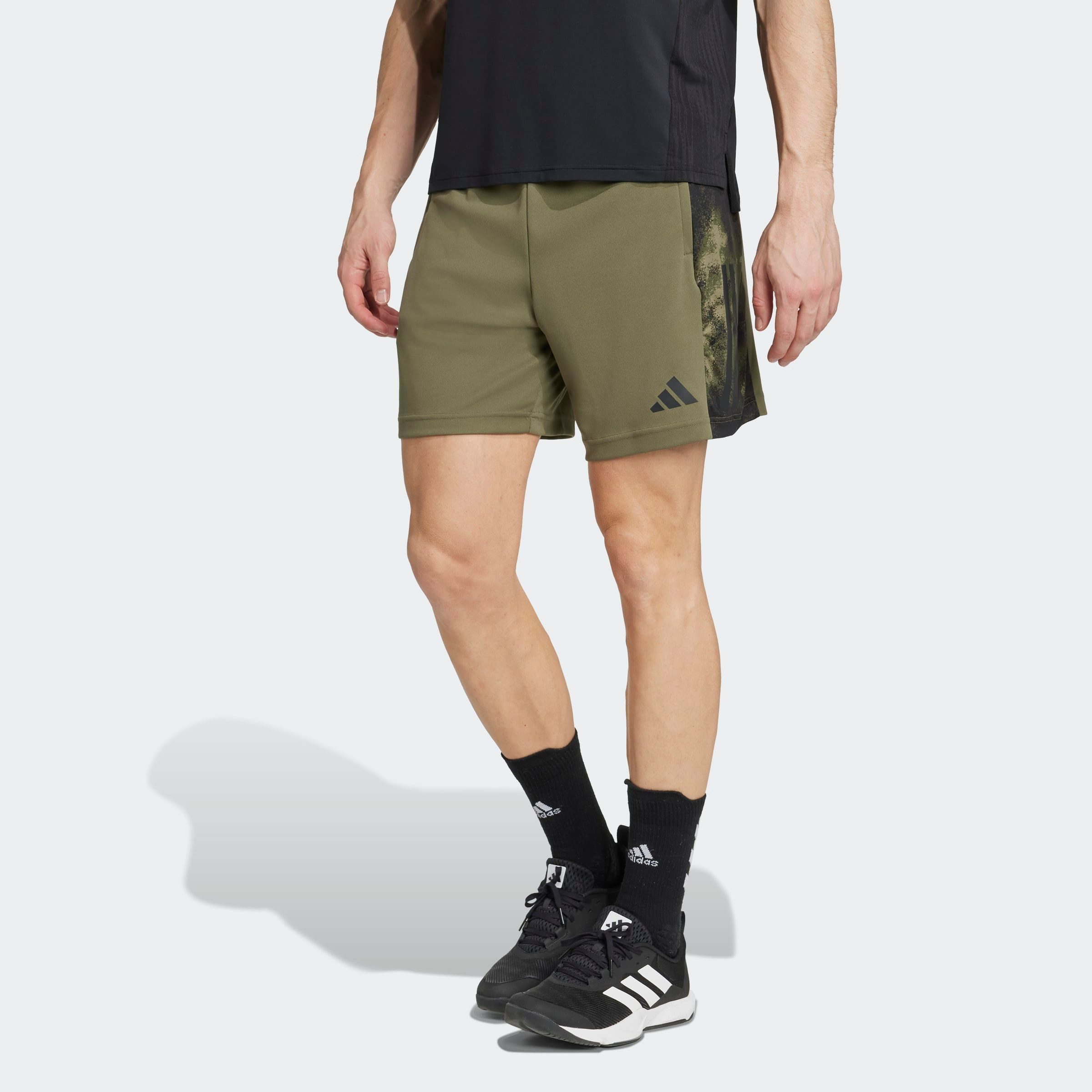 adidas Performance Shorts TRAIN ESSENTIALS SEASONAL 3-STRIPES sportlicher Schnitt, mit Camo-Print, aus leichtem Pikee-Material