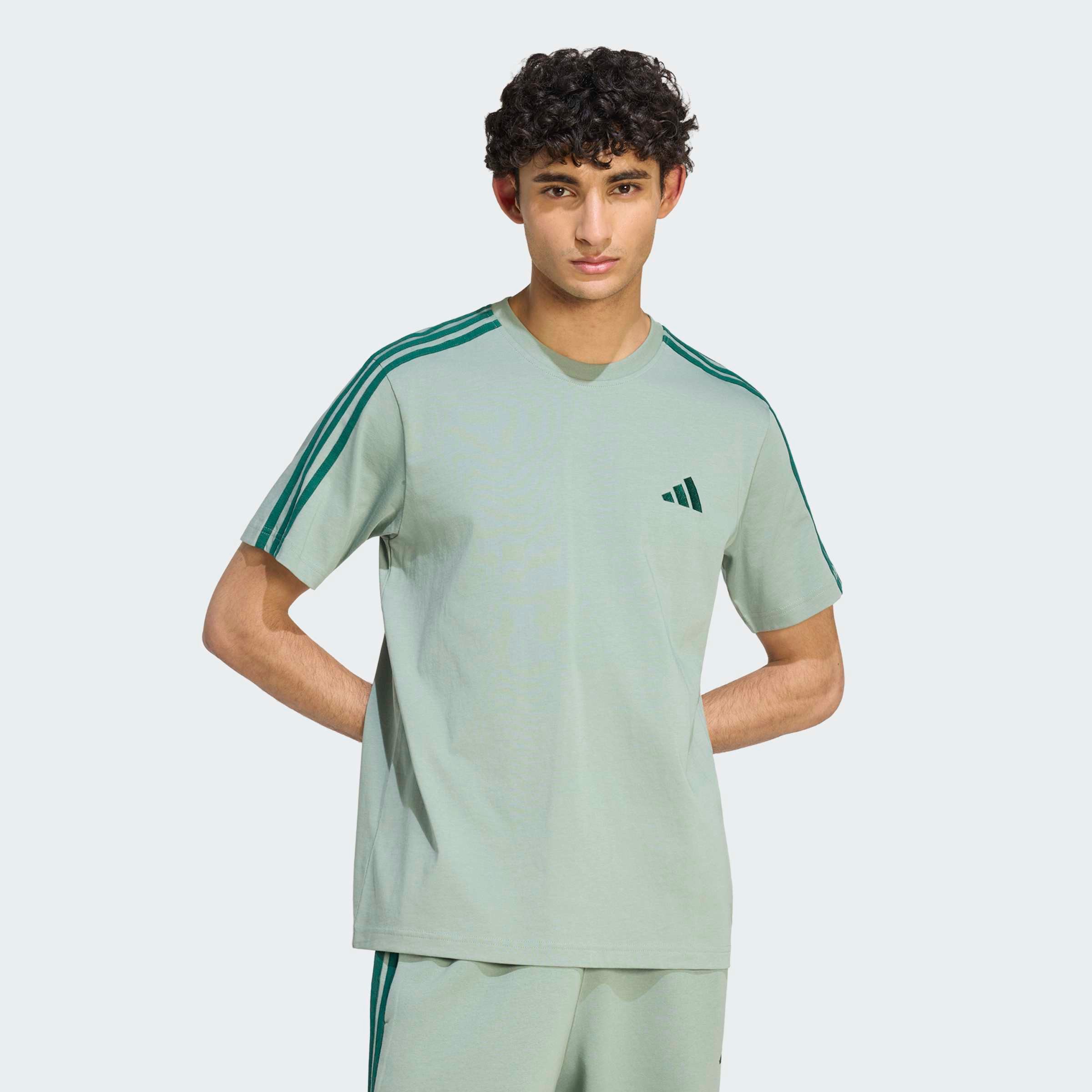 adidas Sportswear T-Shirt ESSENTIALS 3-STREIFEN, SINGLE JERSEY, BRANDING LINKE SCHULTER. € 27,99