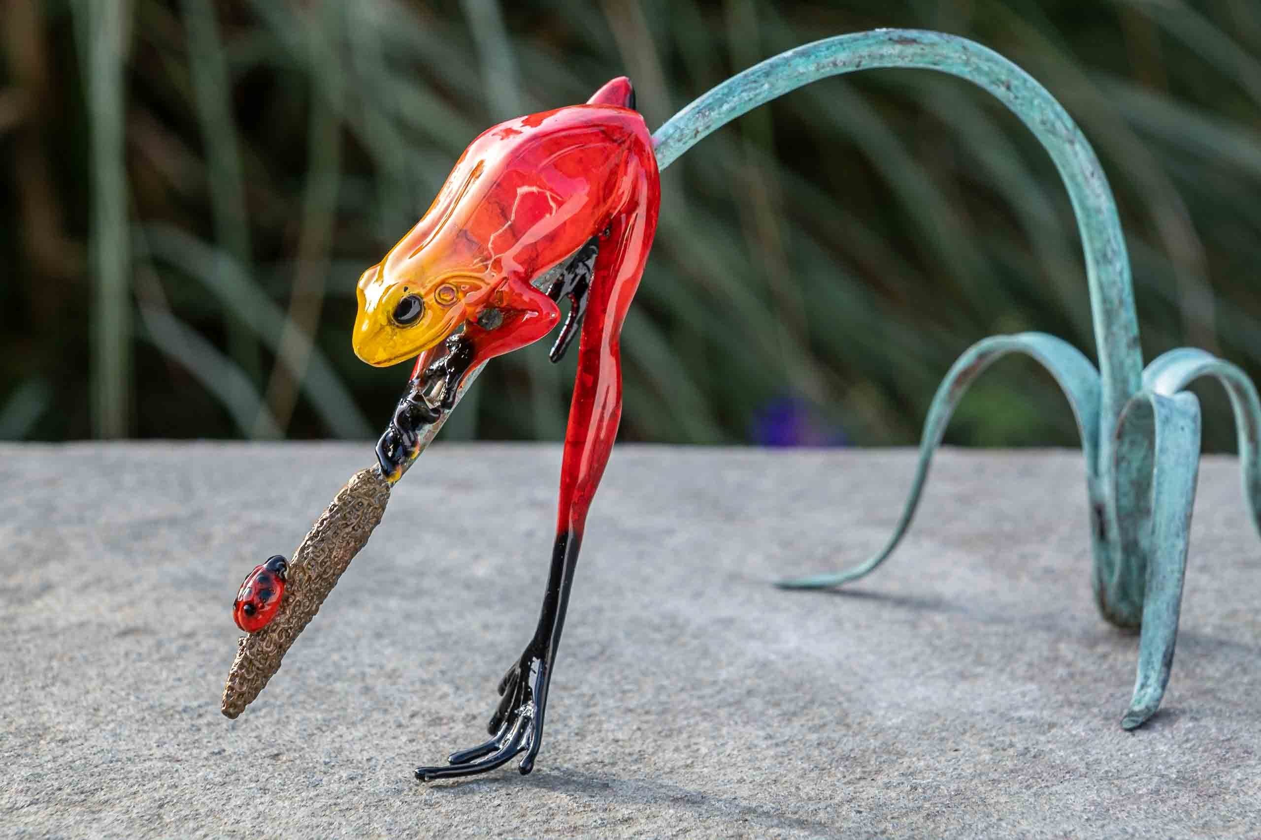 IDYL Dekofigur IDYL Bronze-Skulptur Roter Frosch auf einem Ast, Bronze
