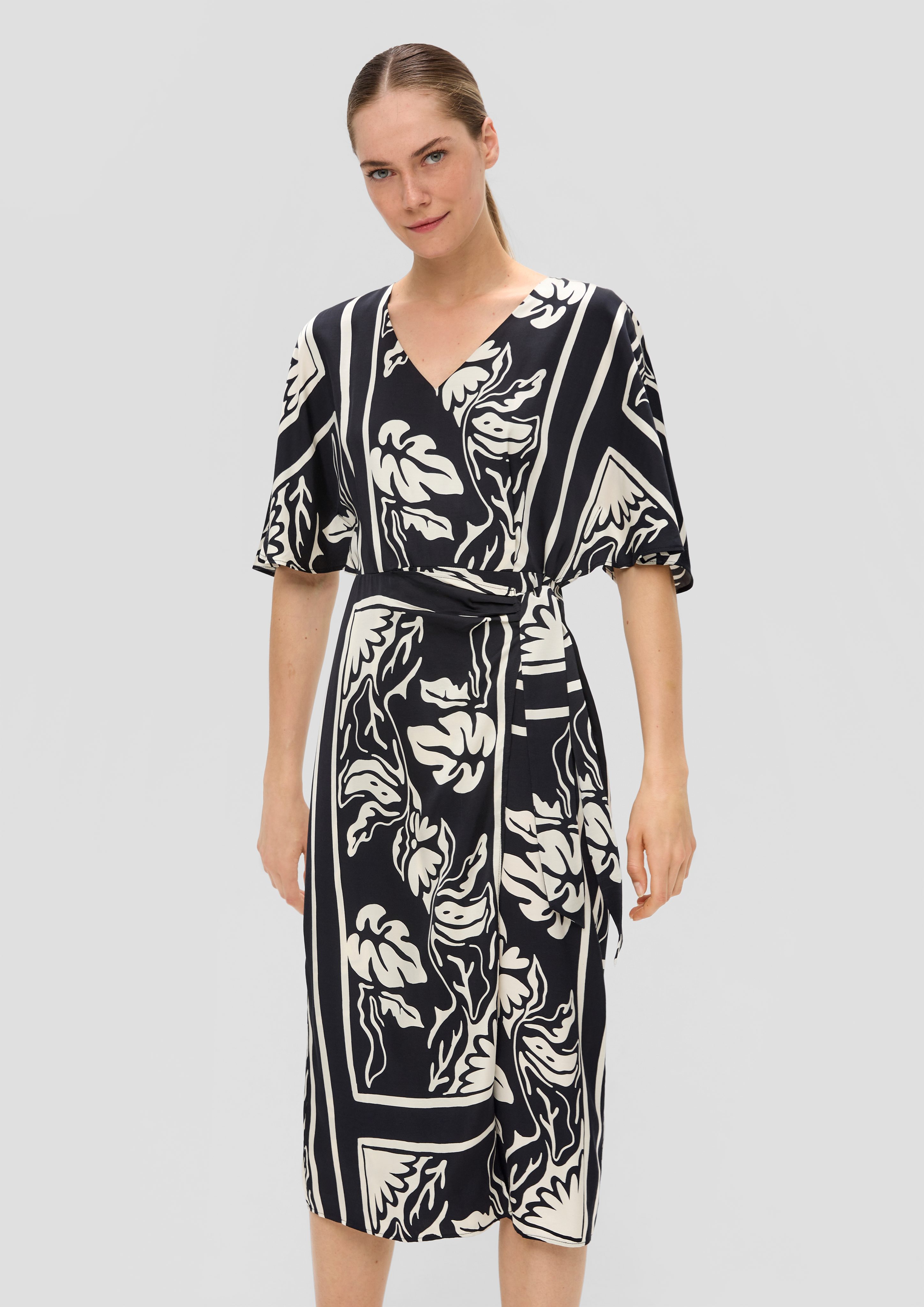 s.Oliver BLACK LABEL Minikleid Satiniertes Viskose-Kleid mit All-over-Print