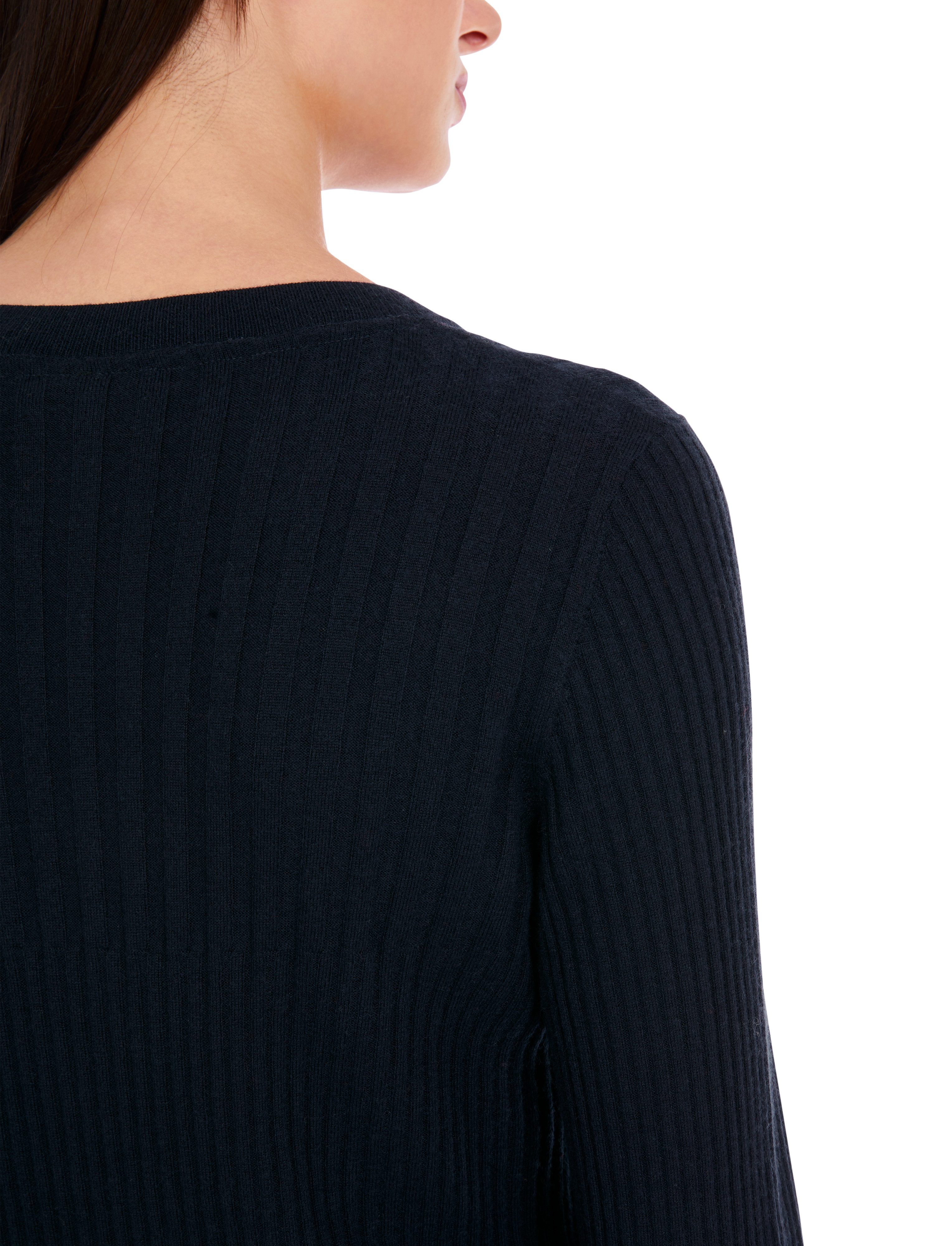 Marc Cain Strickpullover "Happy Classics" Premium Damenmode Körpernaher Sweater "Rethink Together"