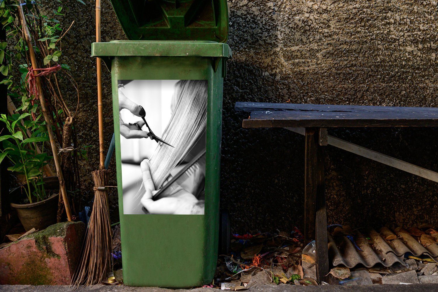 Mülltonne, (1 Frau wird einem von geschnitten Container, Eine Friseur Wandsticker MuchoWow Mülleimer-aufkleber, St), schwarz - Abfalbehälter und weiß Sticker,