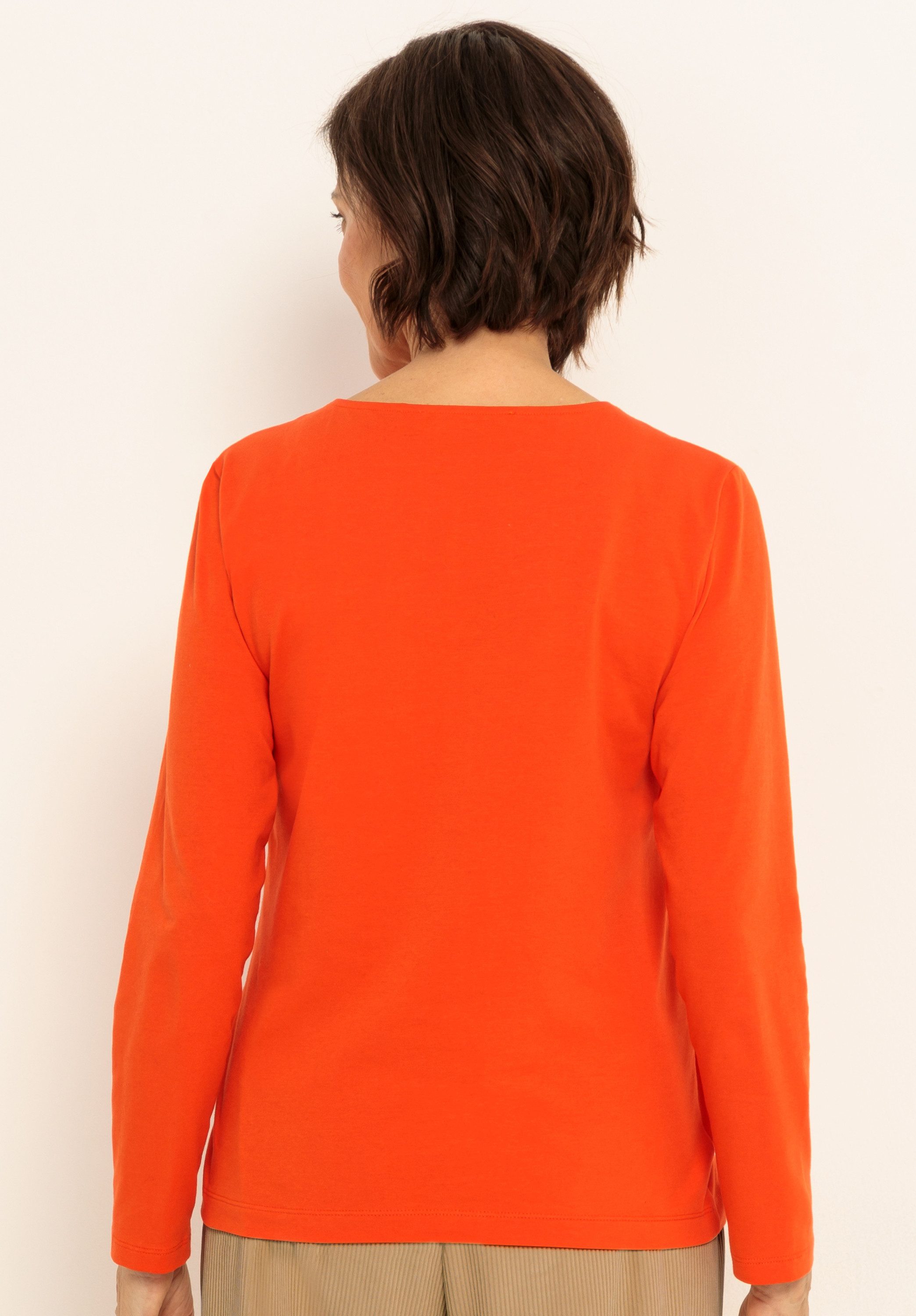 bianca Rundhalsshirt DAMI aus softer Jersey-Qualität in Trendfarbe – Bild 3 von 5