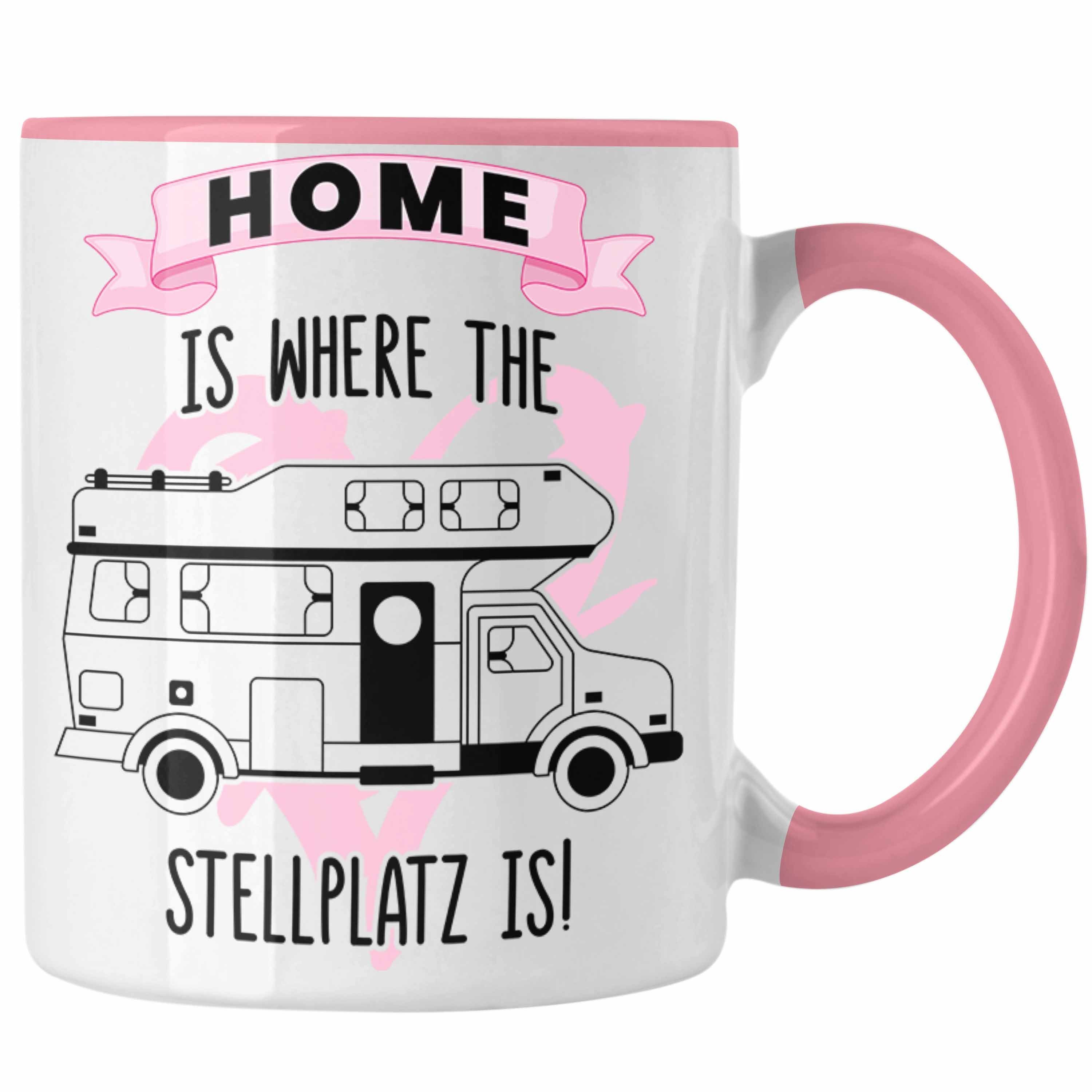 Trendation Tasse Trendation - Wohnwagen Camper Tasse Geschenke Wohnmobil für Männer Campingwagen Geschenkidee Zubehör Camping Opa Oma Rentner Lustig Grafik Home Is Where The Stellplatz Is rosa