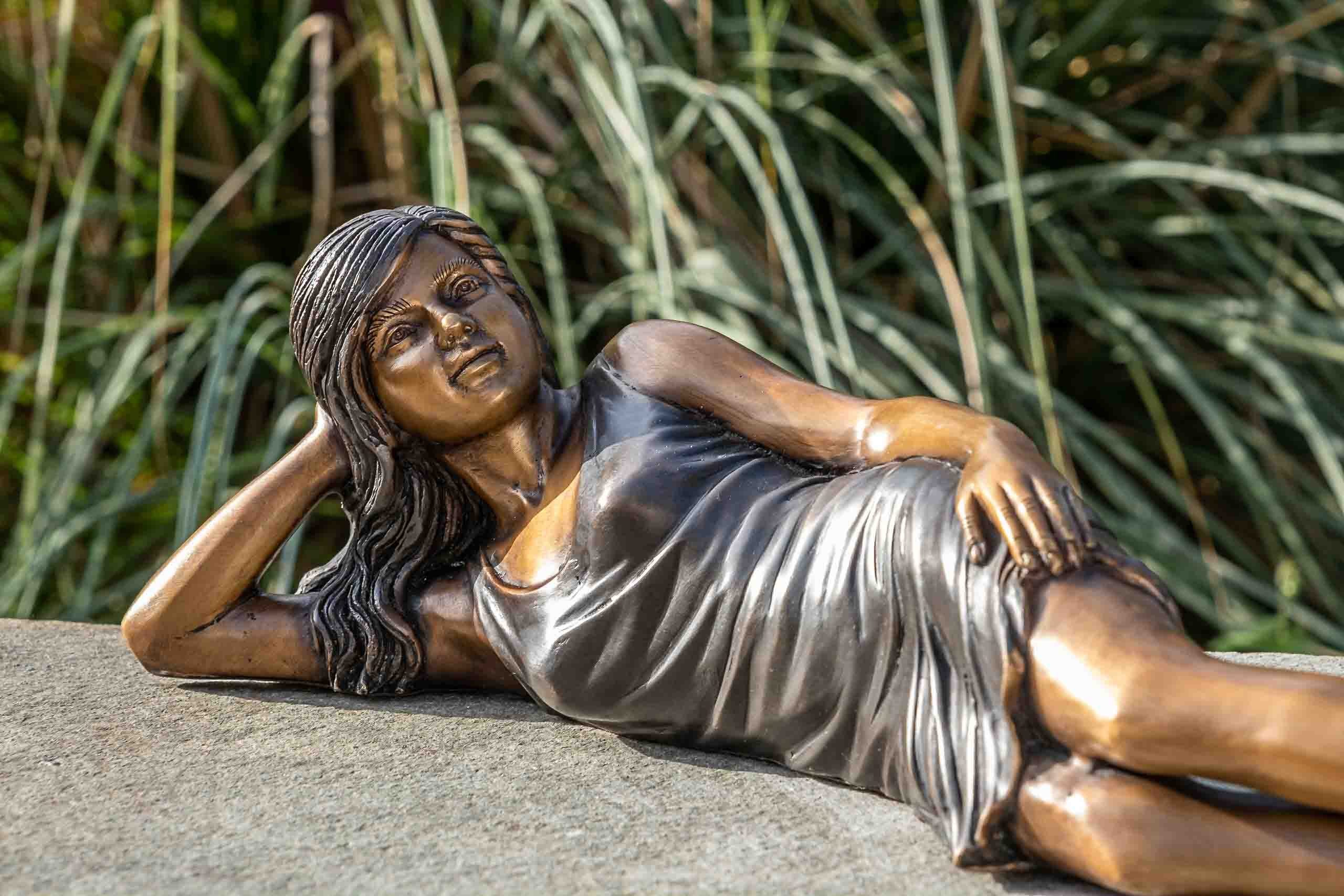IDYL Gartenfigur IDYL Bronze-Skulptur Liegendes Mädchen, Witterungsbeständig gegen Frost, Regen und UV-Strahlung.