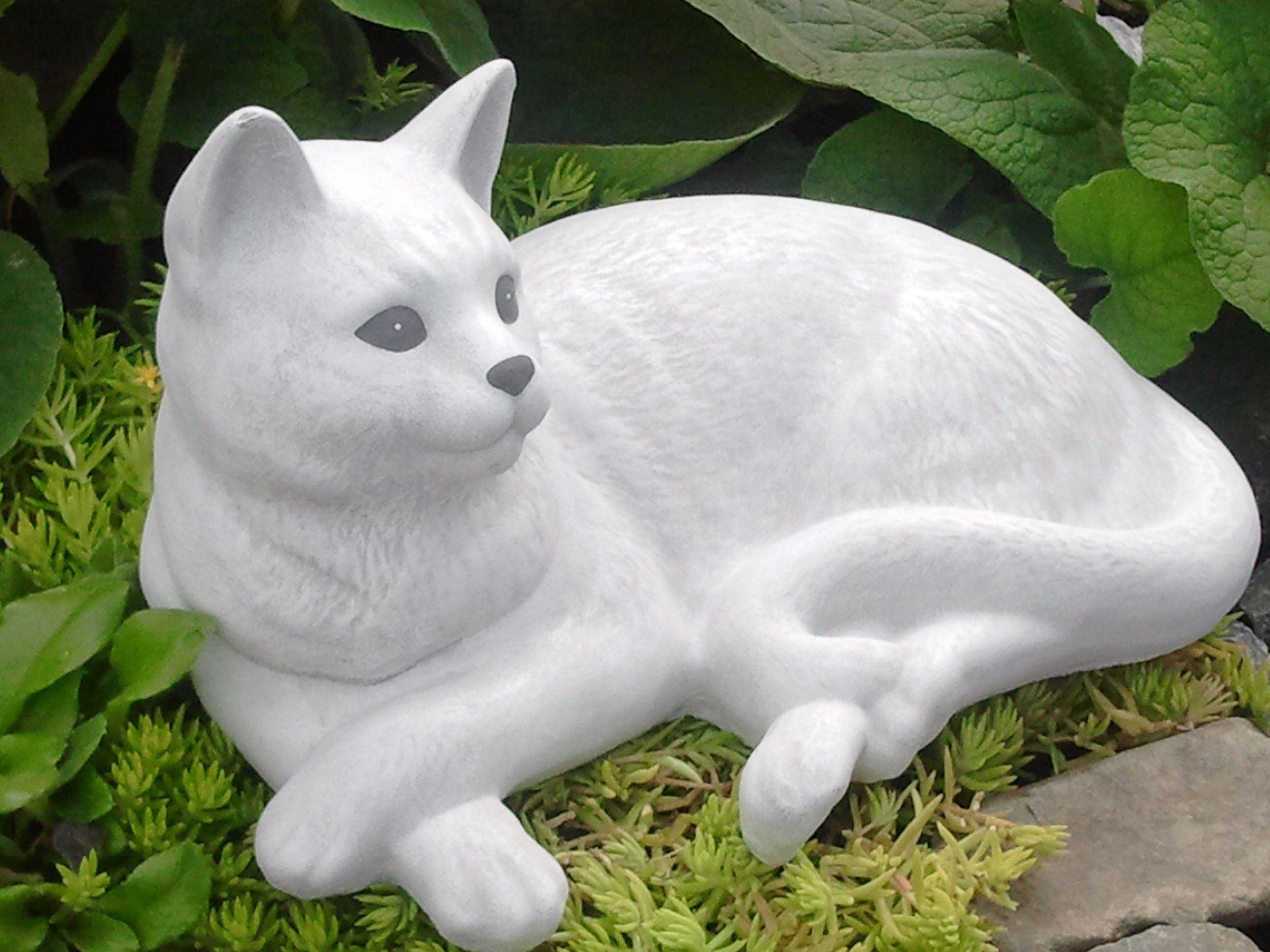 Tiefes Kunsthandwerk Tierfigur - für in frostsicher, Dekofigur weiß liegend Garten, Germany Made Haus winterfest, und Steinfigur Katze