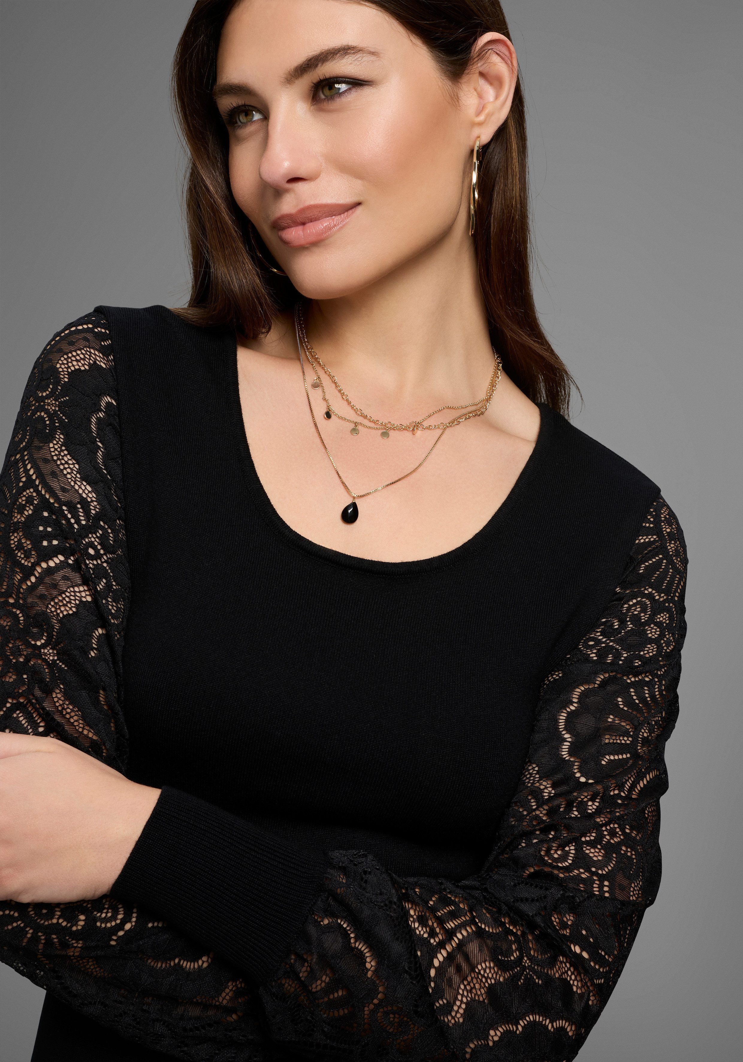 Bruno Banani Strickkleid aus Feinstrick mit edlen Spitzenärmeln. Reduzierter Preis € 41,24. Unverbindliche Preisempfehlung € 54,99