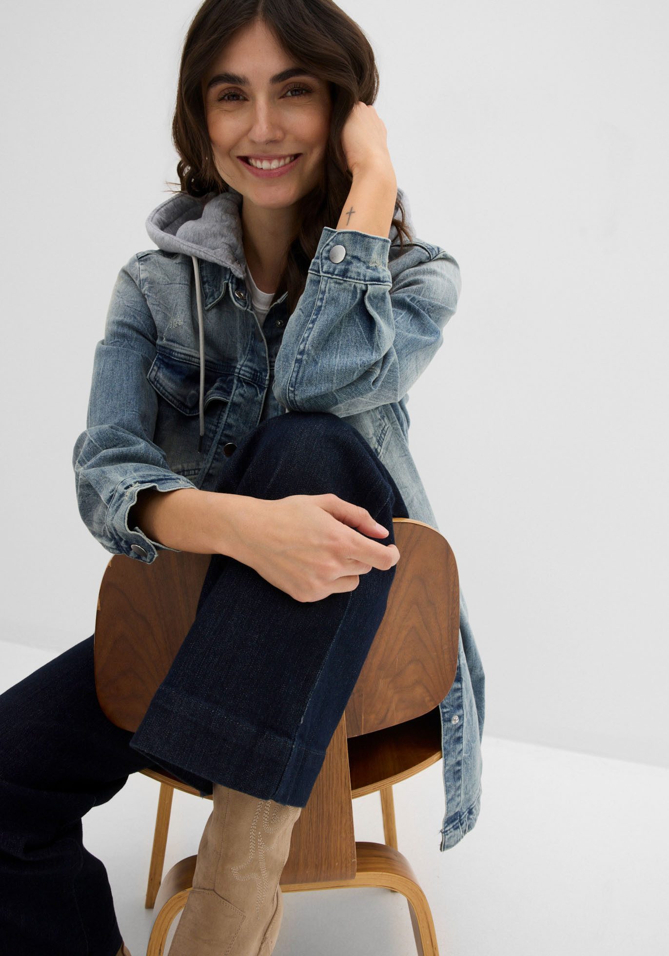 bonprix Jeansjacke lange, bequeme Passform, mit Eingriffs- und Brusttaschen