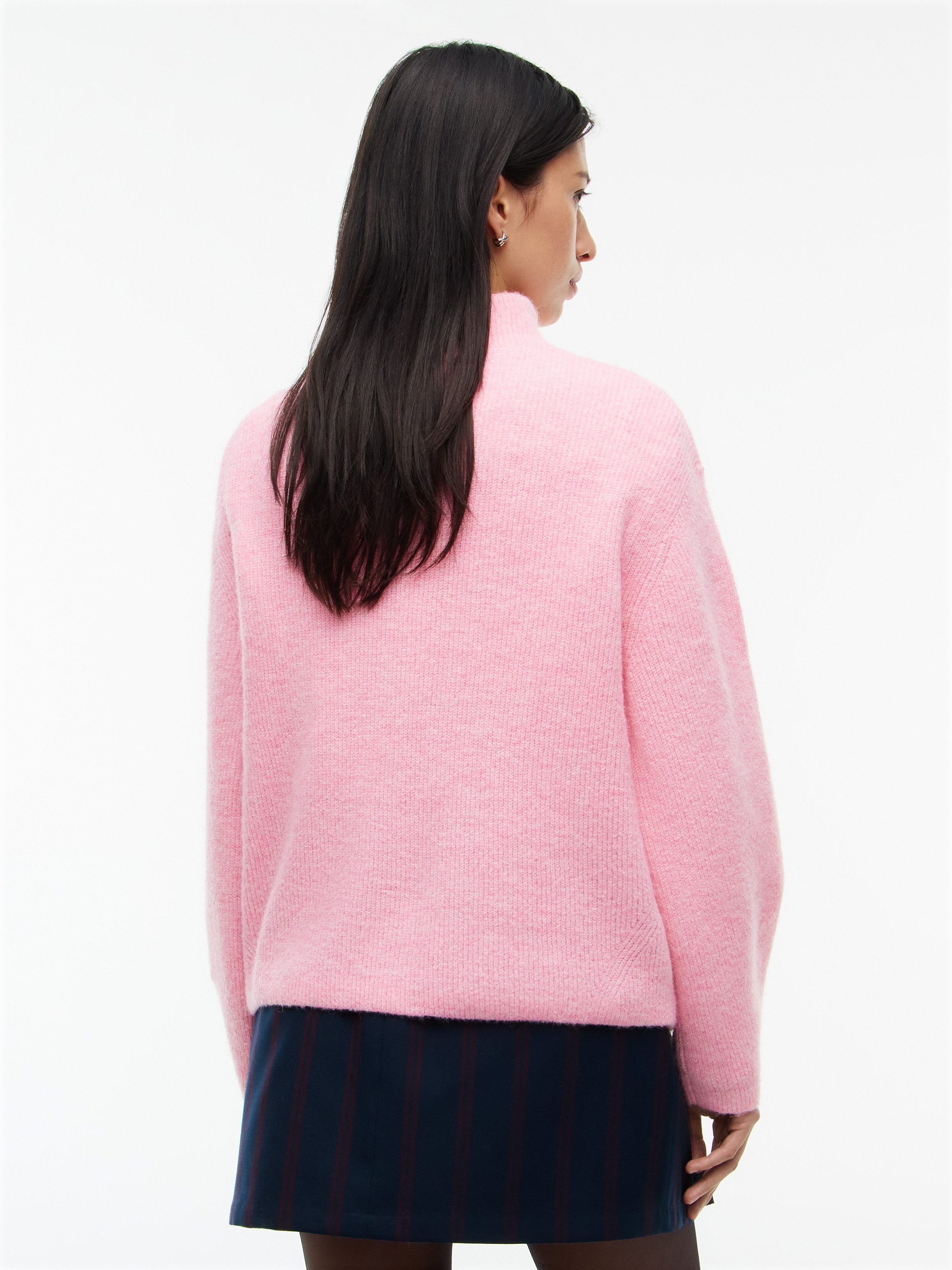 Tommy Jeans Stehkragenpullover TJW MOCKNECK BADGE SWEATER EXT Materialmix mit Alpaka – Bild 3 von 5