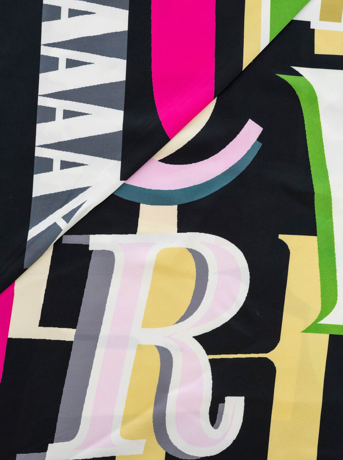 Zwillingsherz Dreieckstuch "Letters", modernes grafisches Buchstaben-Muster, glänzende Oberfläche