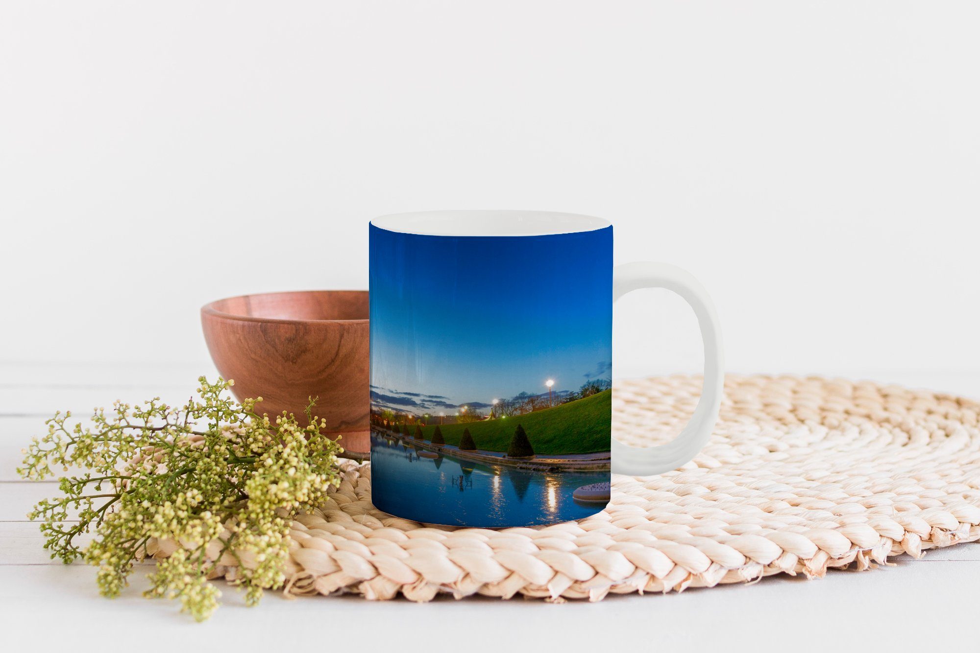 Becher, Teetasse, Abend sehr Geschenk Tasse Der Paris, Eiffelturm Kaffeetassen, am klarem Teetasse, in MuchoWow Himmel bei Keramik,