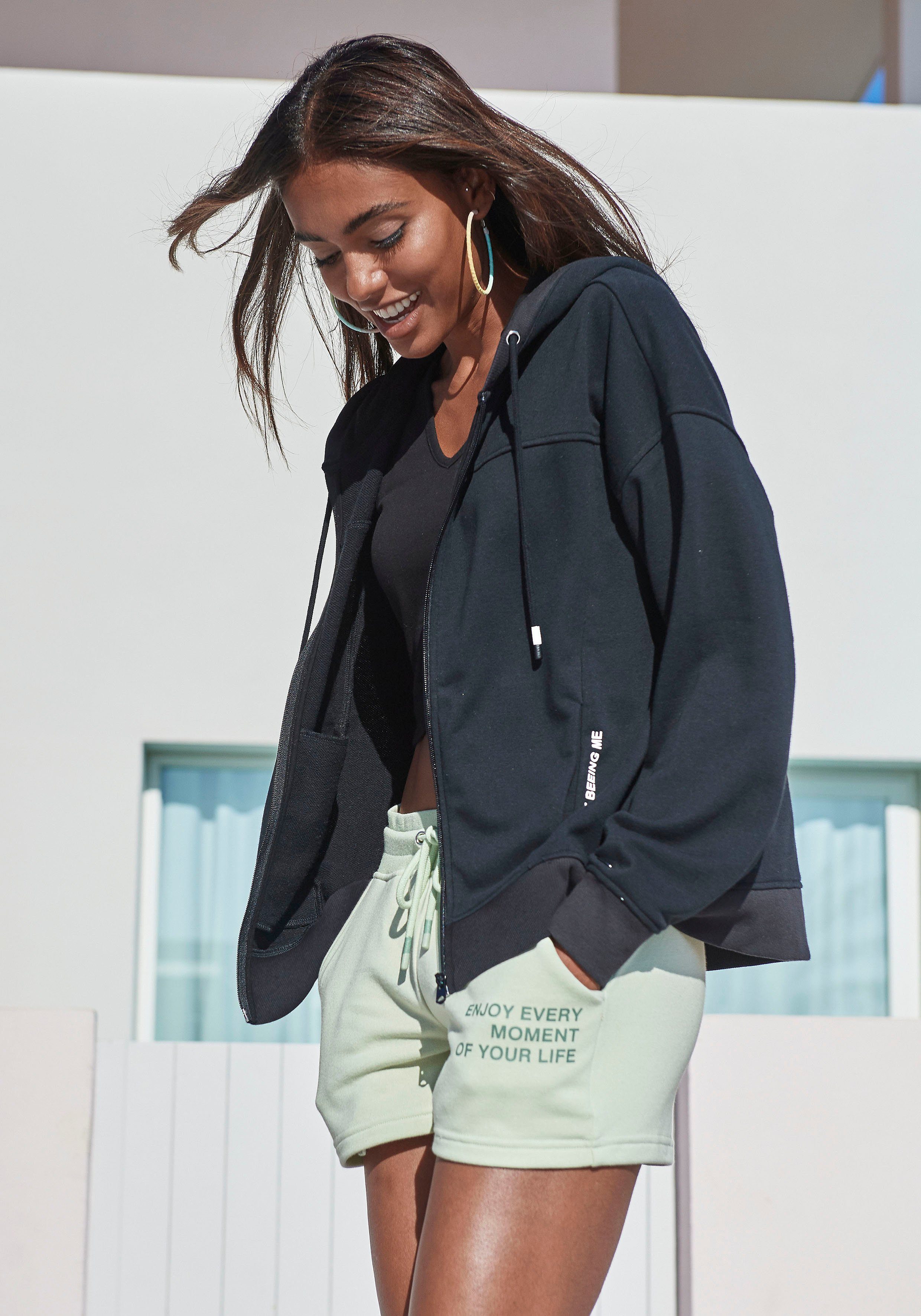 Buffalo Kapuzensweatjacke mit Statement Druck, Loungewear