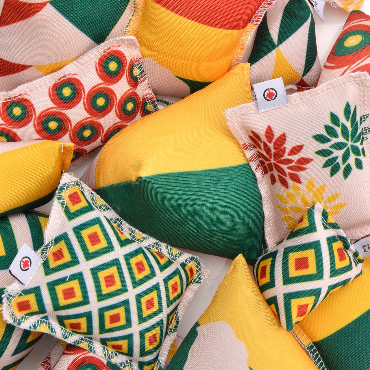 Canadian Cat Company Raschelkissen Katzen Schmusekissen Schmuse-Pyramide XXL, 6er Set Reggae Flower Design, Katzenkissen mit Katzenminze