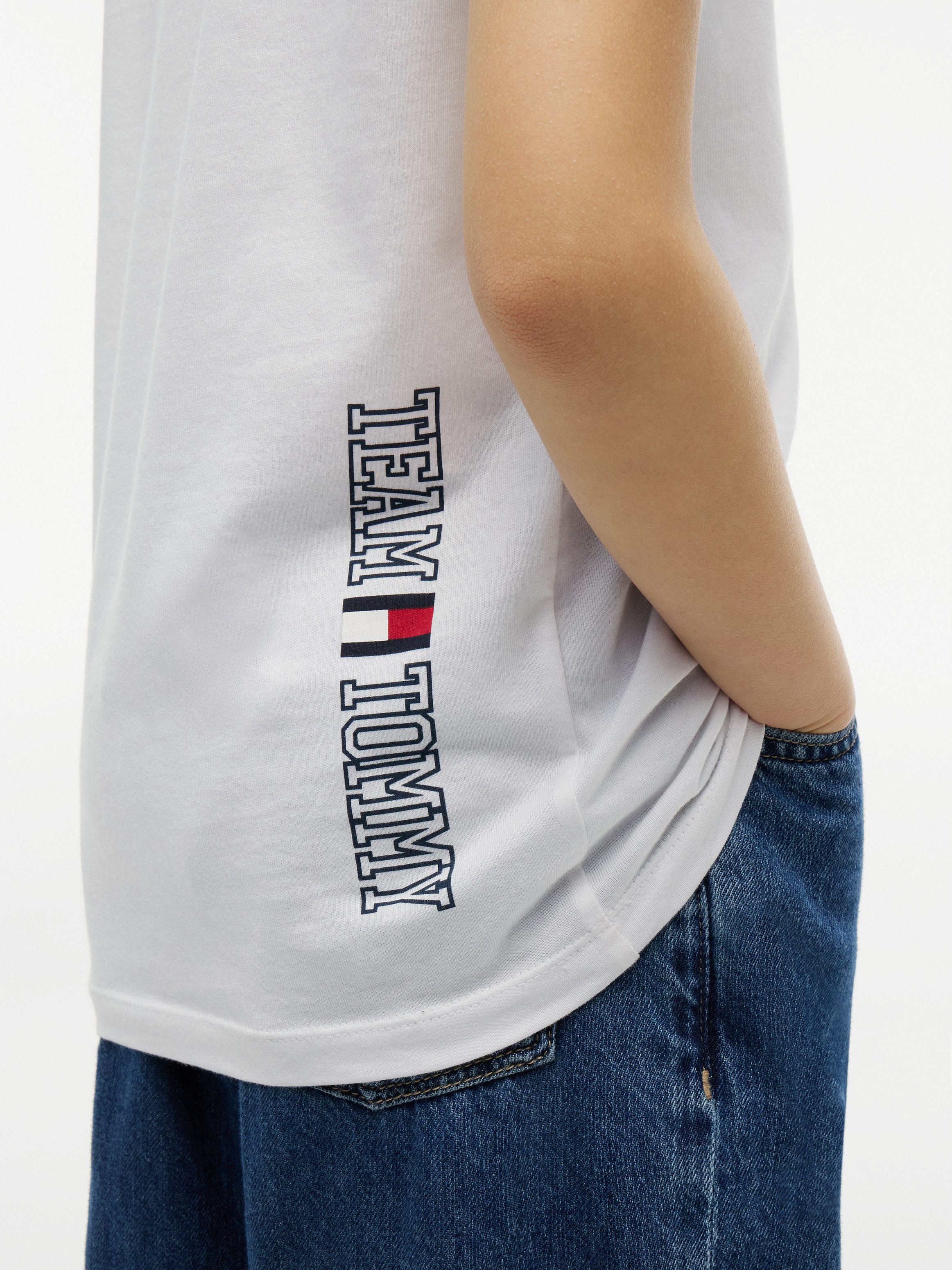 Tommy Hilfiger T-Shirt Rundhalsausschnitt, Regular Fit, Kinder bis 16 Jahre, reine Baumwolle – Bild 2 von 5